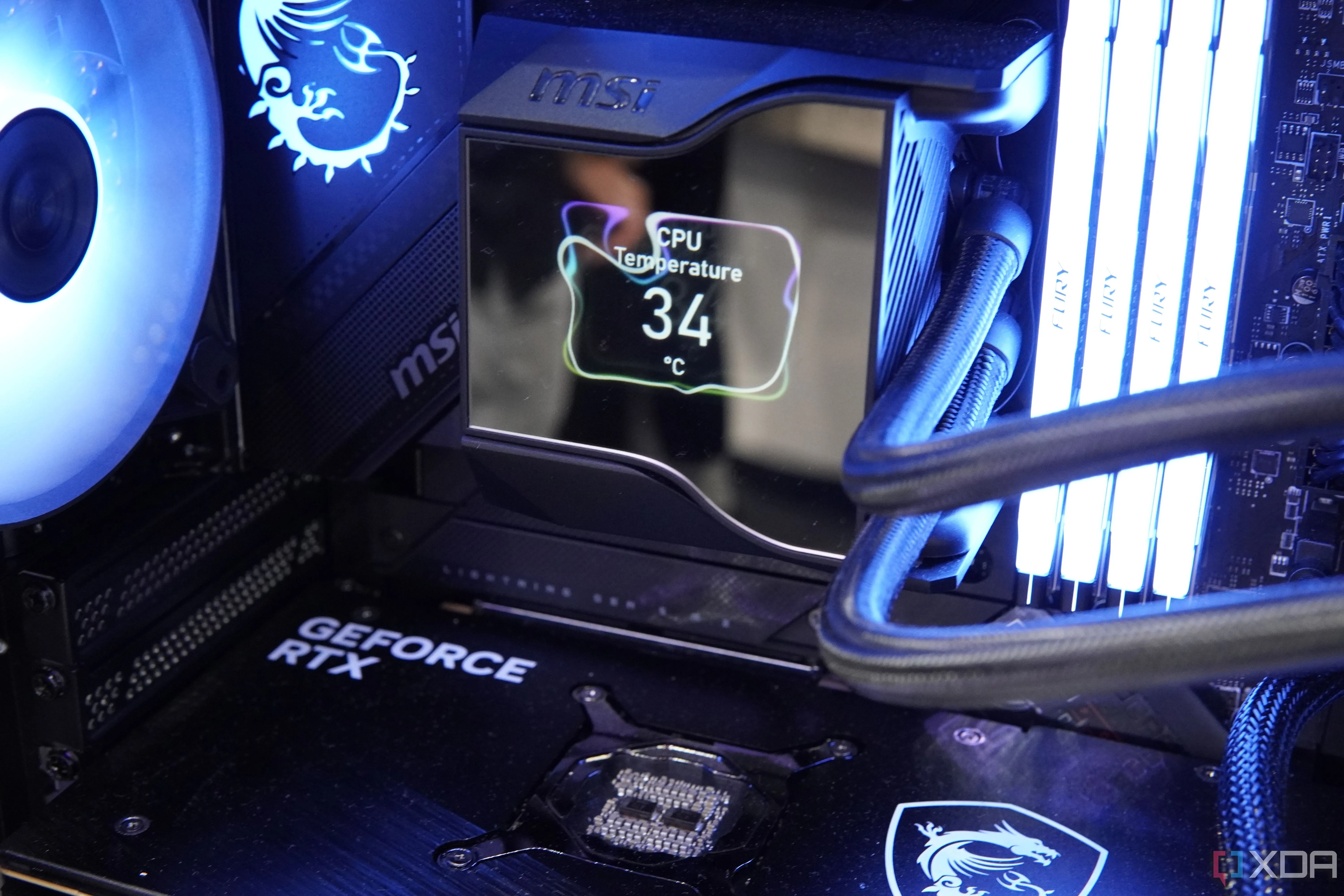 Cận cảnh block tản nhiệt nước CPU của MSI với màn hình hiển thị, minh họa một loại tản nhiệt nước AIO phổ biến trong các bộ PC hiện đại.