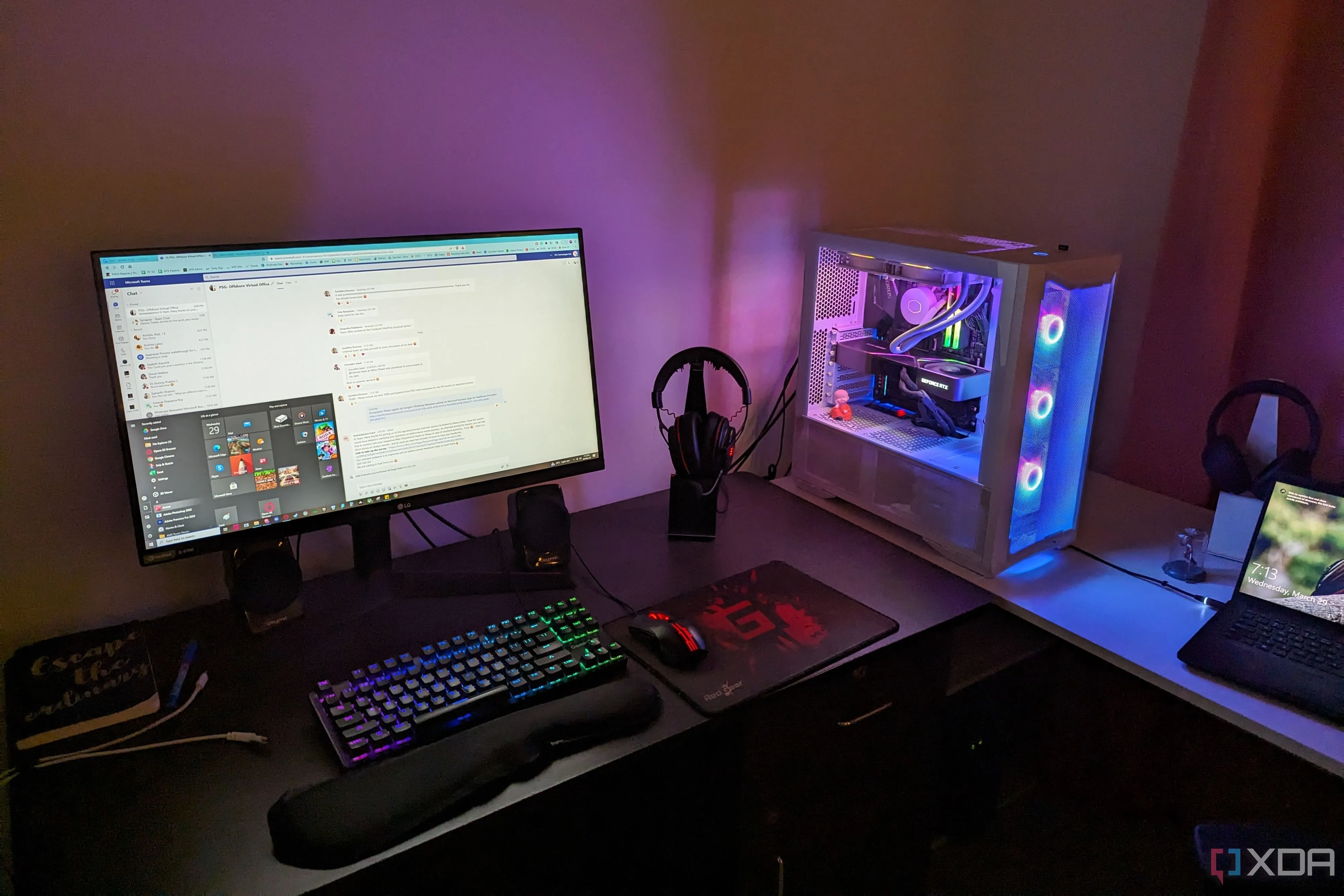 Cận cảnh bộ máy tính chơi game với đèn RGB, màn hình và bàn phím, biểu trưng cho không gian giải trí của game thủ