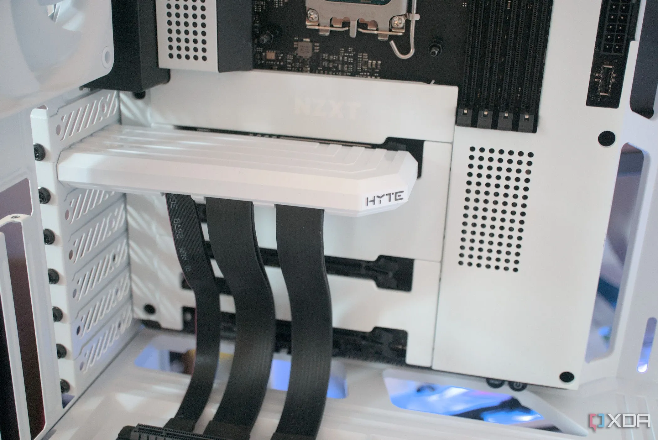 Cận cảnh bộ máy tính với vỏ case HYTE Y40 Snow White Edition và riser PCI, minh họa giải pháp nâng cấp hình ảnh không cần RGB