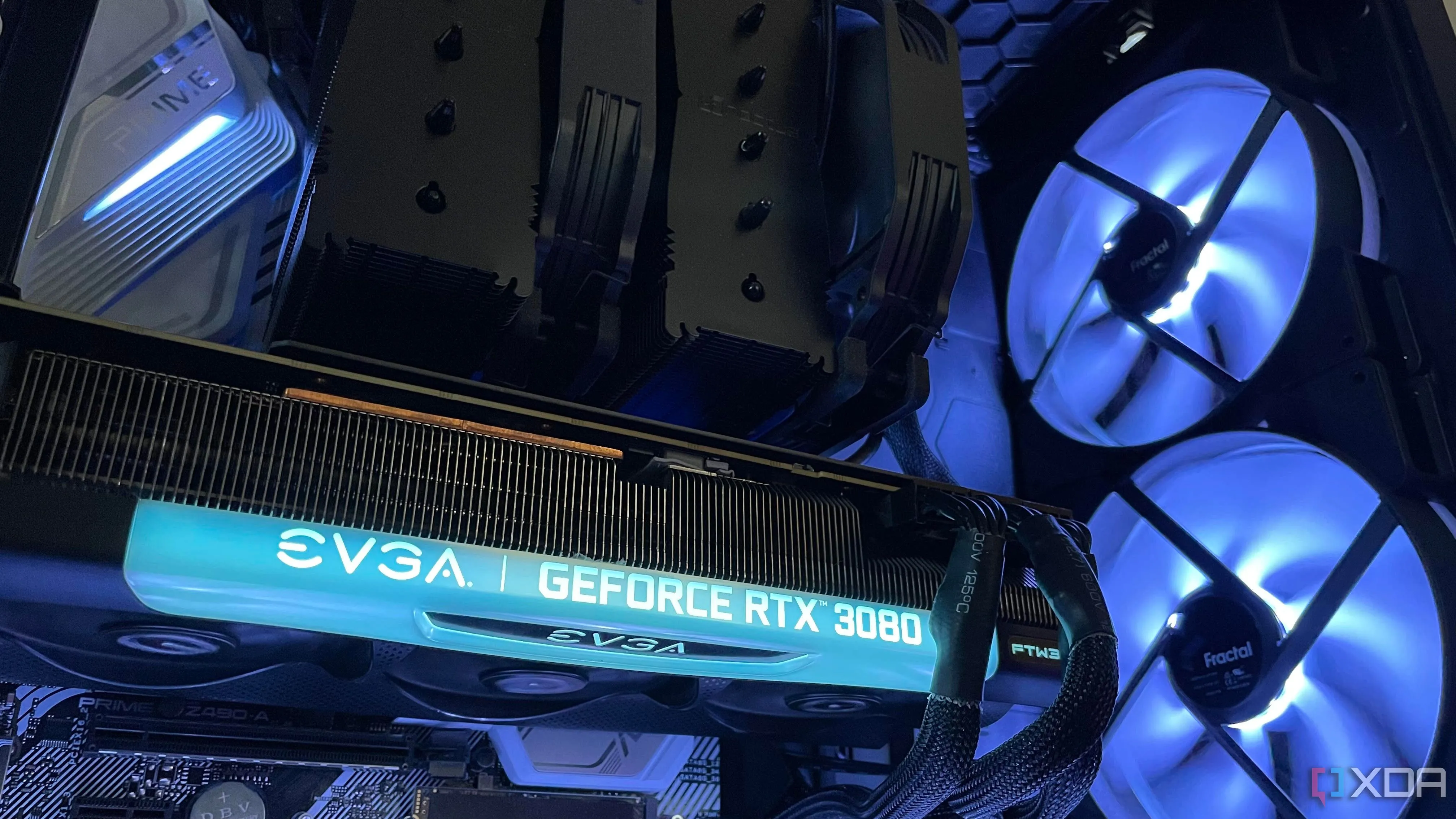 Cận cảnh bộ PC gaming với tản nhiệt khí và card đồ họa EVGA RTX 3080