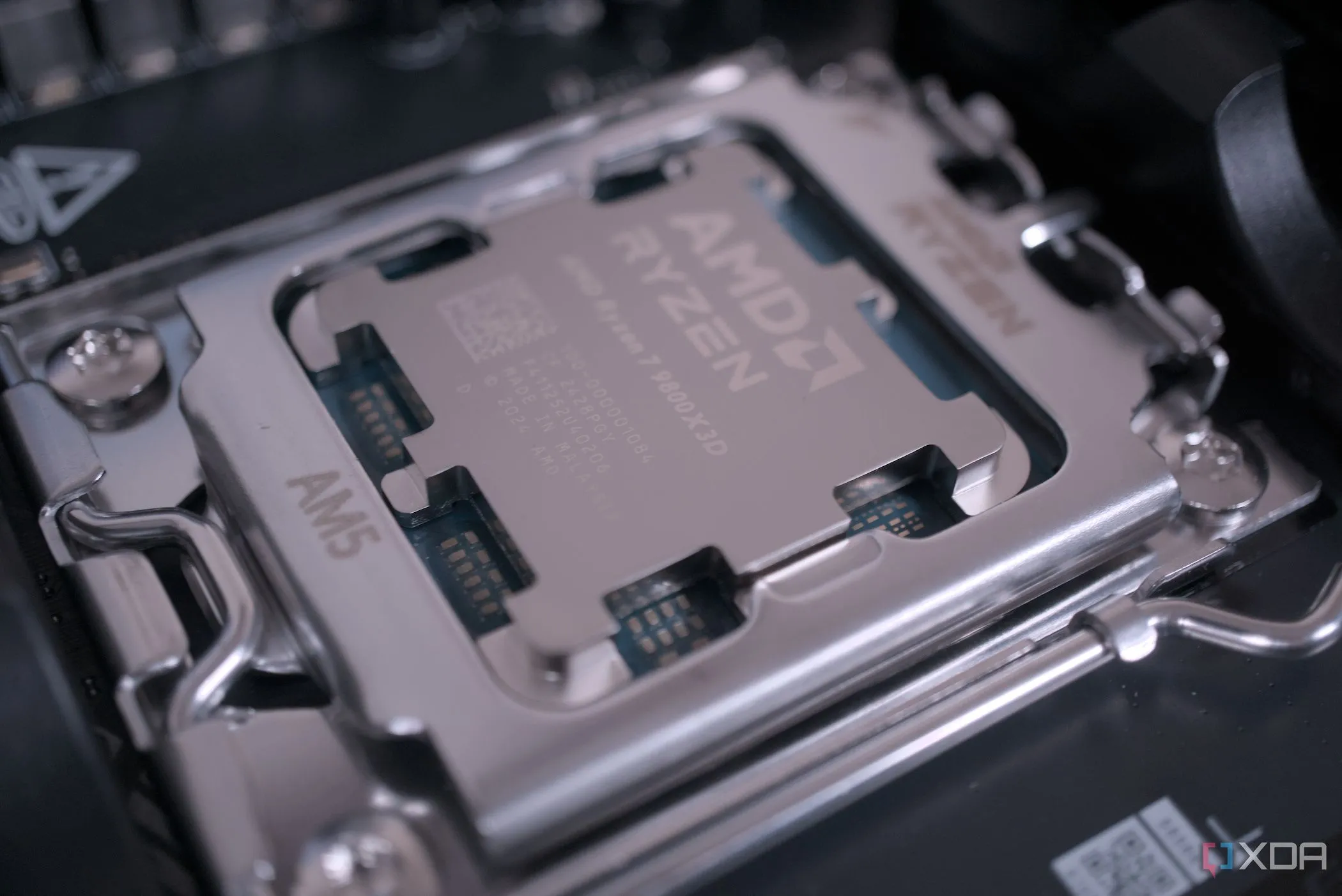 Cận cảnh bộ vi xử lý AMD Ryzen 7 9800X3D được lắp đặt trên bo mạch chủ, minh họa dòng CPU Ryzen mới