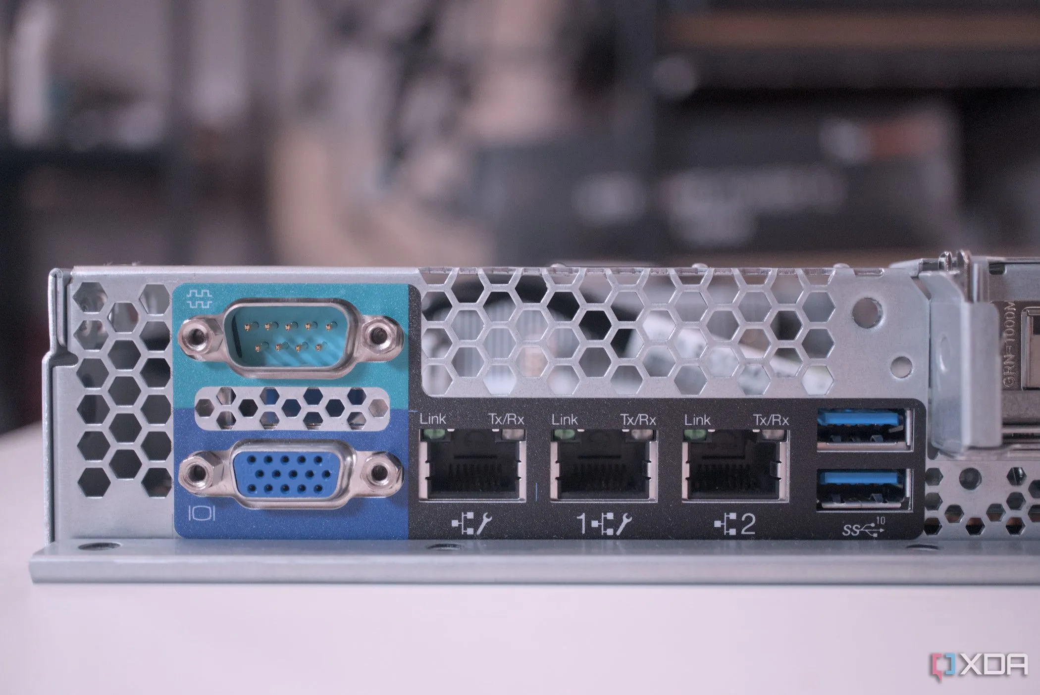 Cận cảnh các cổng kết nối phía sau máy chủ Lenovo ThinkServer SR250 V2, minh họa một thiết bị máy chủ trong home lab
