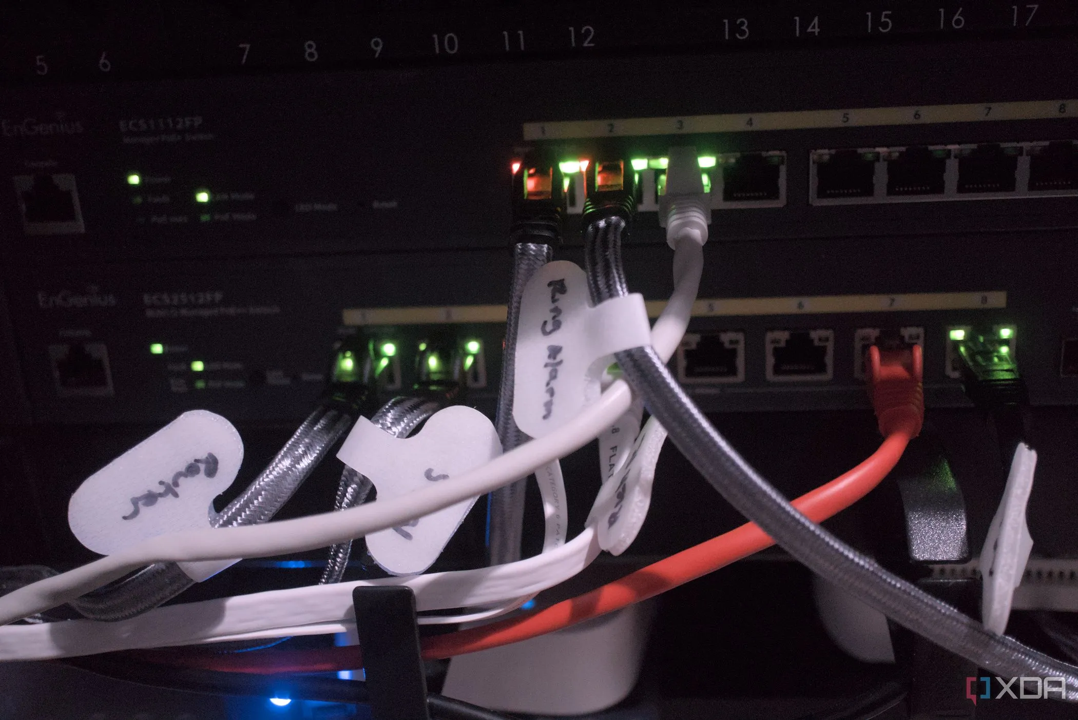 Cận cảnh các dây cáp được cắm vào switch trong tủ mạng, cho thấy cách tổ chức kết nối mạng