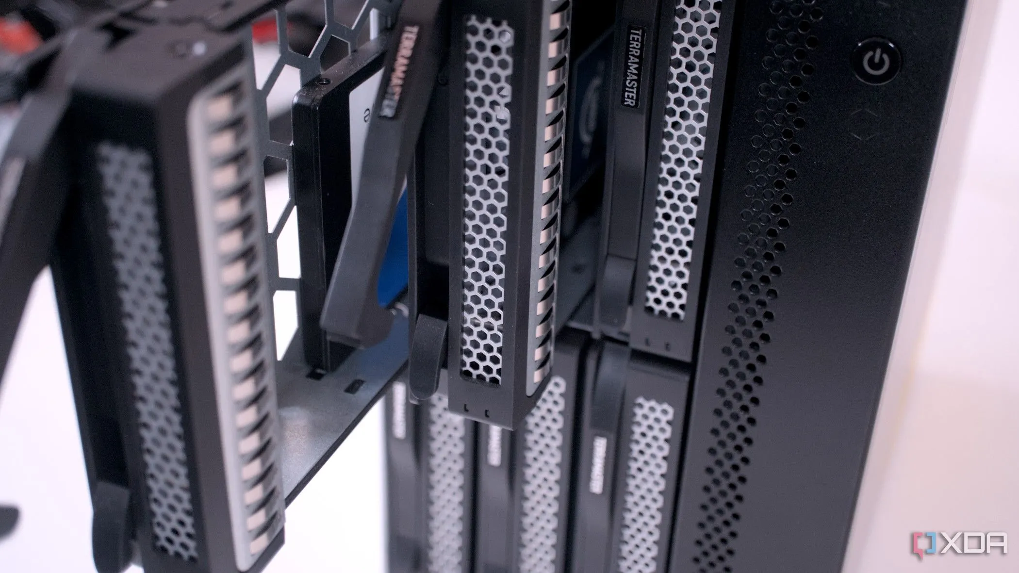 Cận cảnh các khay ổ cứng của NAS TerraMaster T6-423, biểu trưng cho giải pháp lưu trữ dữ liệu an toàn và hiệu quả
