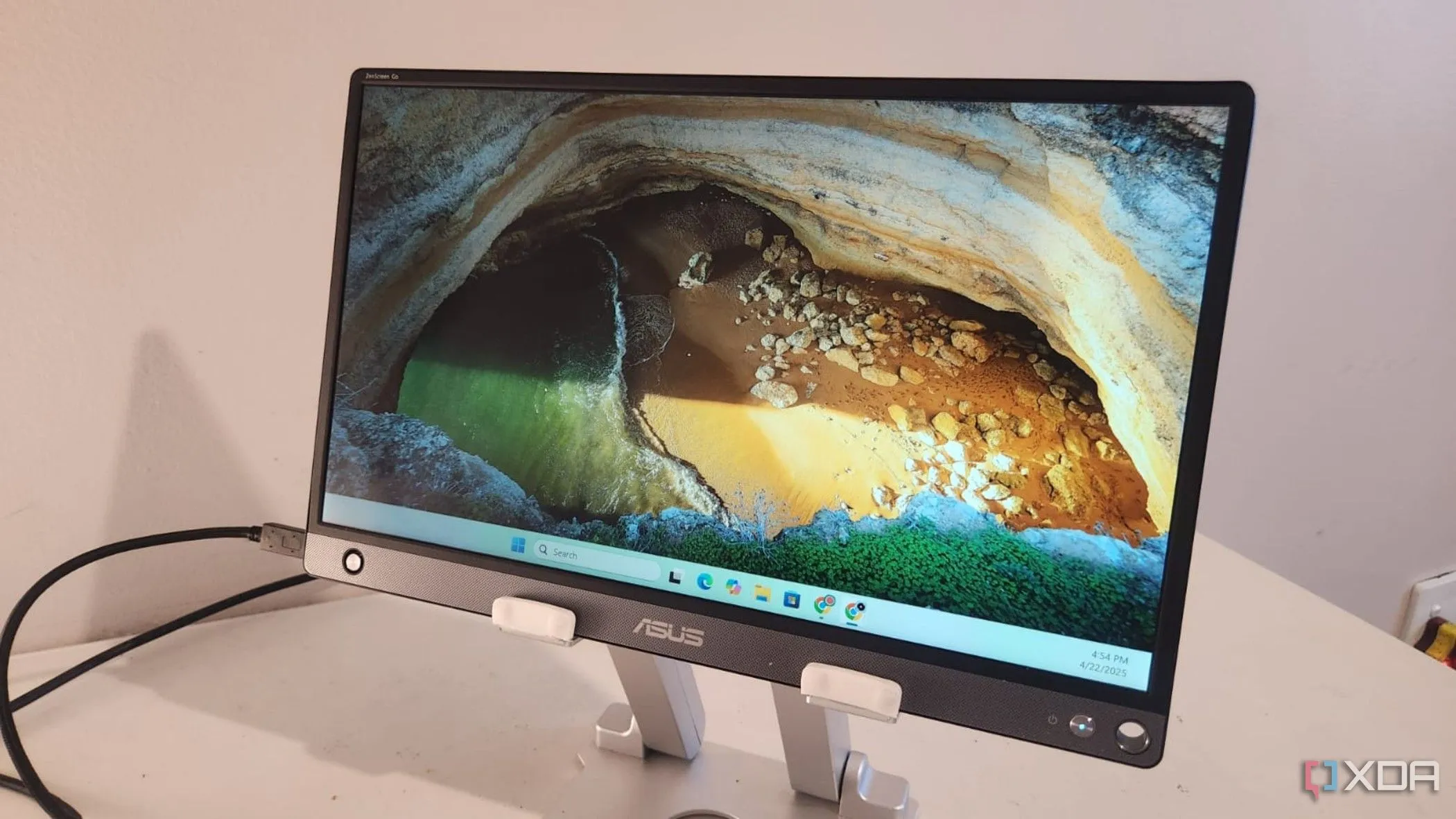 Cận cảnh cạnh bên của màn hình di động Asus Zenscreen Go, thể hiện thiết kế mỏng nhẹ và các cổng kết nối.