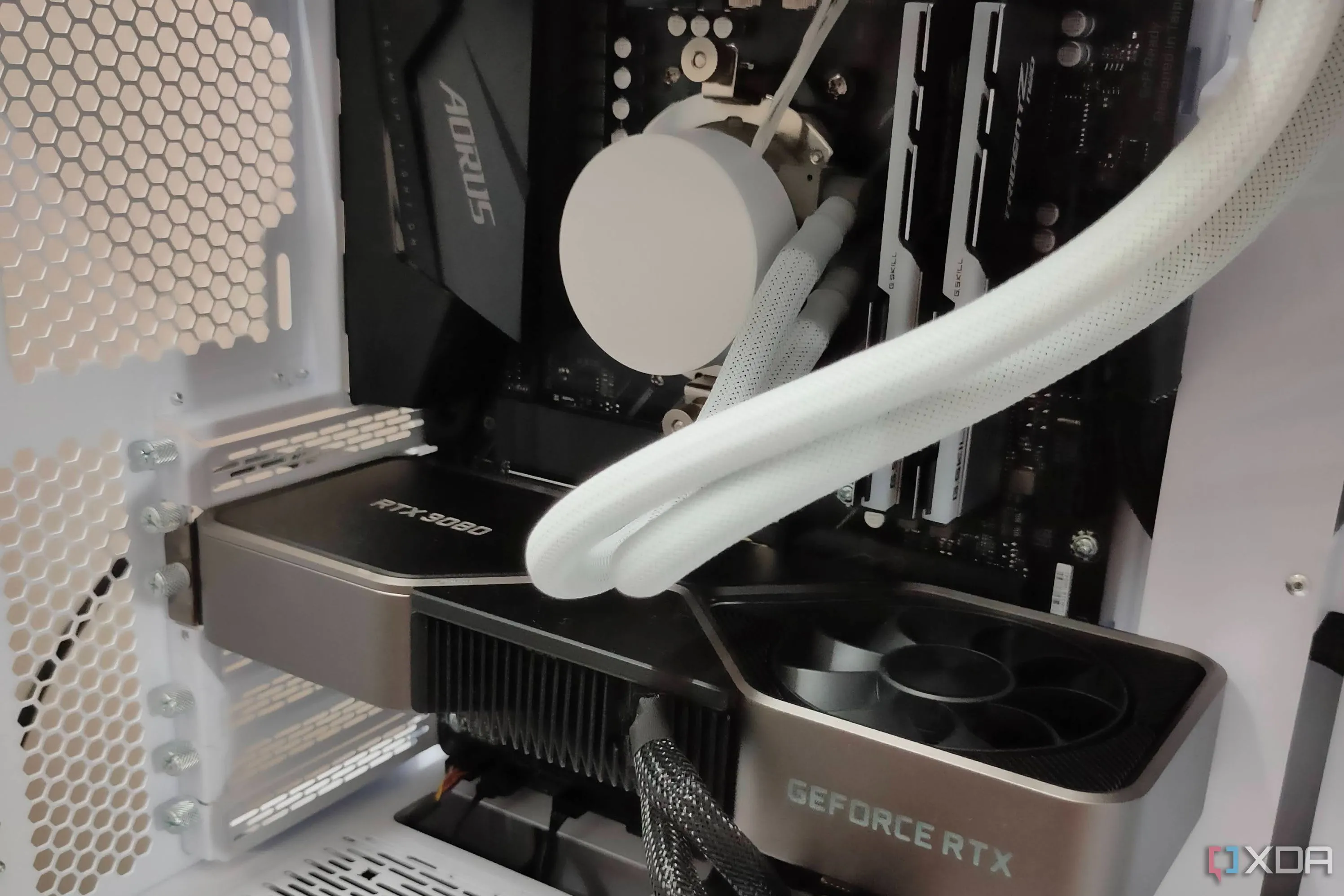 Cận cảnh card đồ họa GeForce RTX 3080 FE bên trong bộ PC gaming màu trắng