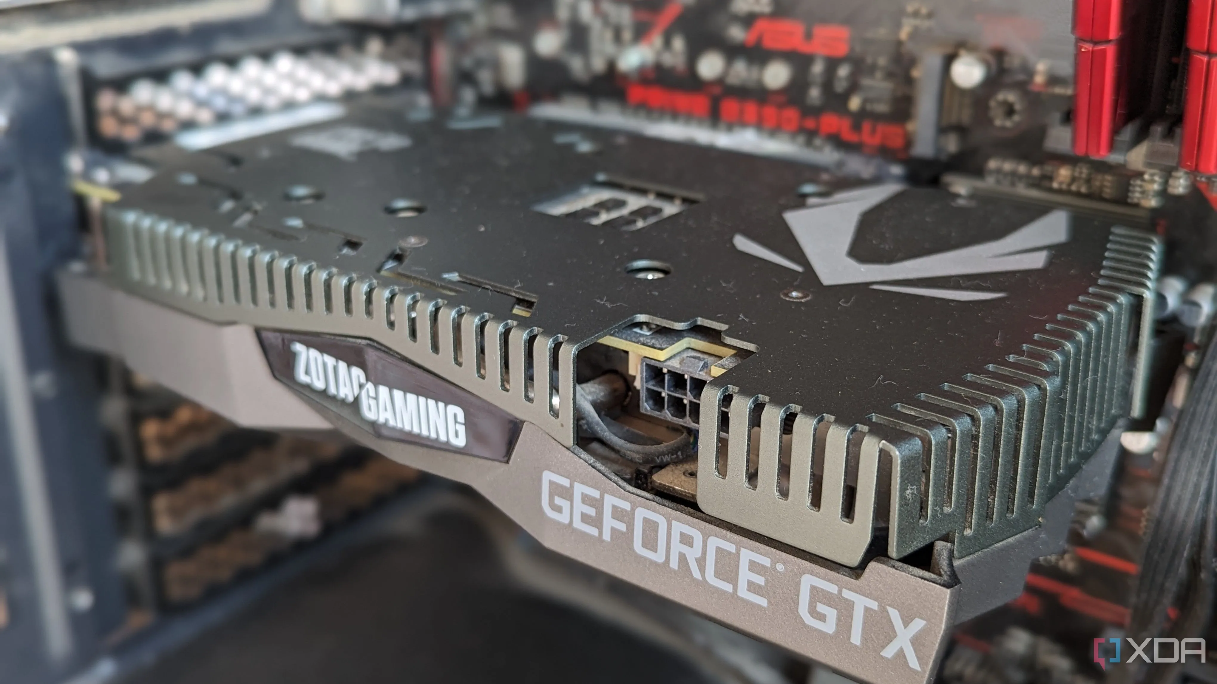 Cận cảnh card đồ họa GTX 1660 Ti được lắp trong một cỗ máy gaming, nhấn mạnh việc tận hưởng PC của bạn.