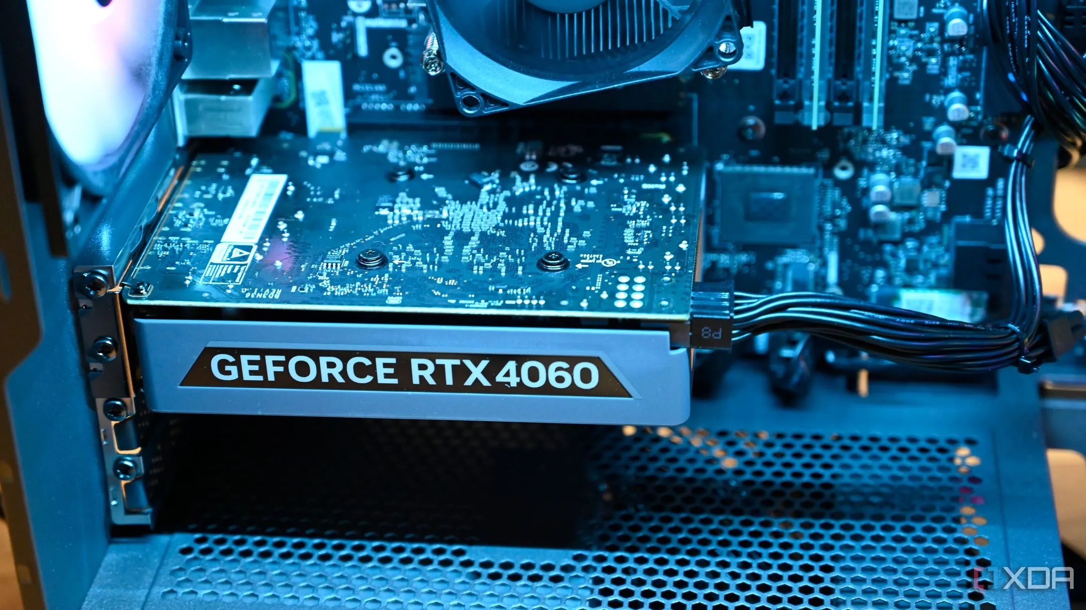 Cận cảnh card đồ họa Nvidia GeForce RTX 4060 bên trong máy tính Lenovo Legion Tower 5i Gen 8