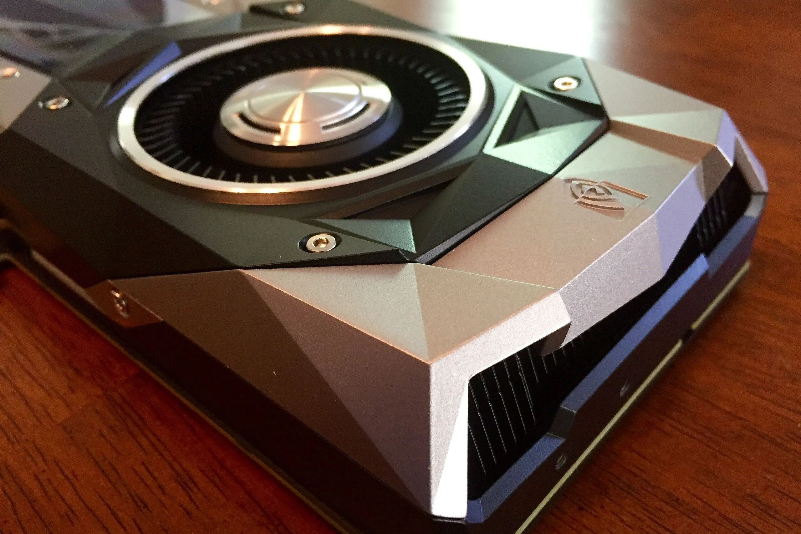 Cận cảnh card đồ họa NVIDIA GTX 1080 Ti Founders Edition, một ví dụ về thế hệ GPU cũ có thể vẫn hoạt động nhưng đang dần trở nên lỗi thời đối với các game hiện đại.