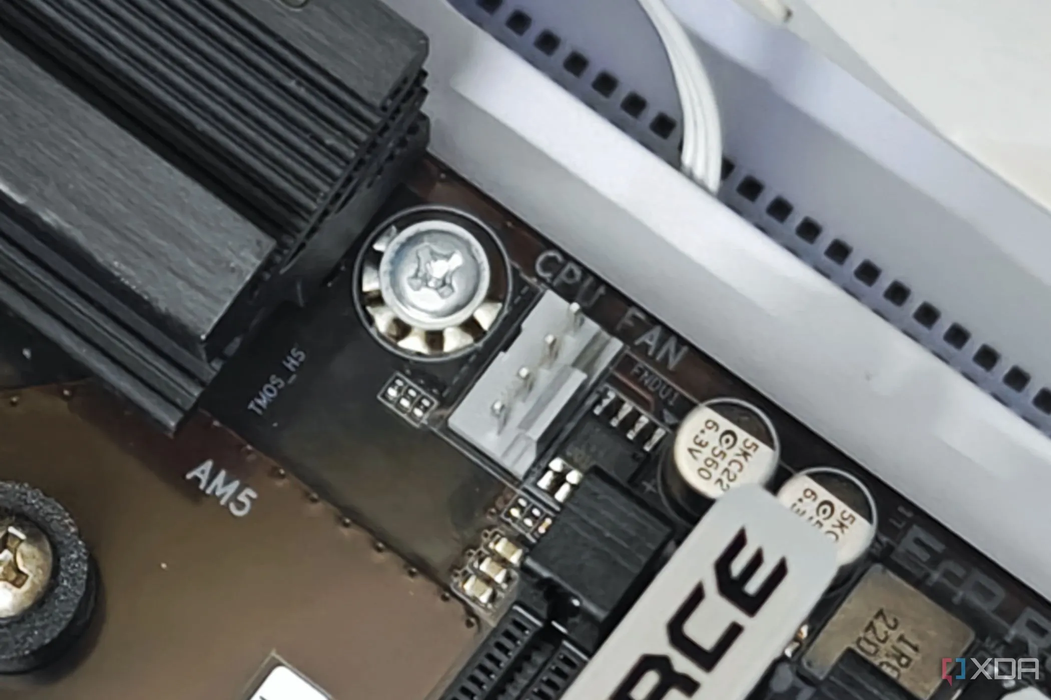 Cận cảnh chân cắm CPU_FAN trên bo mạch chủ AM5, vị trí quan trọng để kết nối quạt tản nhiệt CPU.