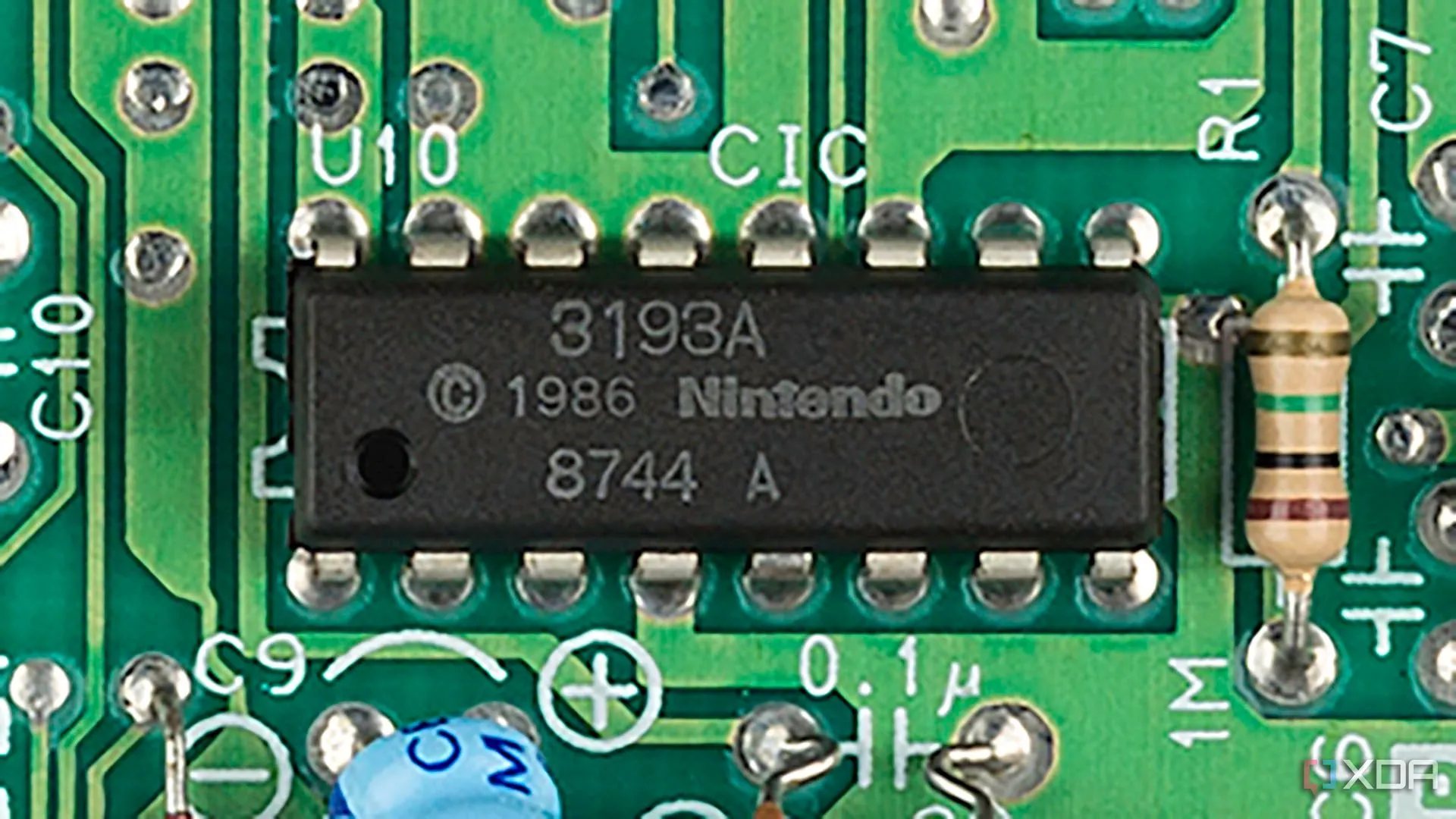 Cận cảnh chip khóa CIC trên bo mạch Nintendo NES Mk1, công nghệ bảo vệ bản quyền.