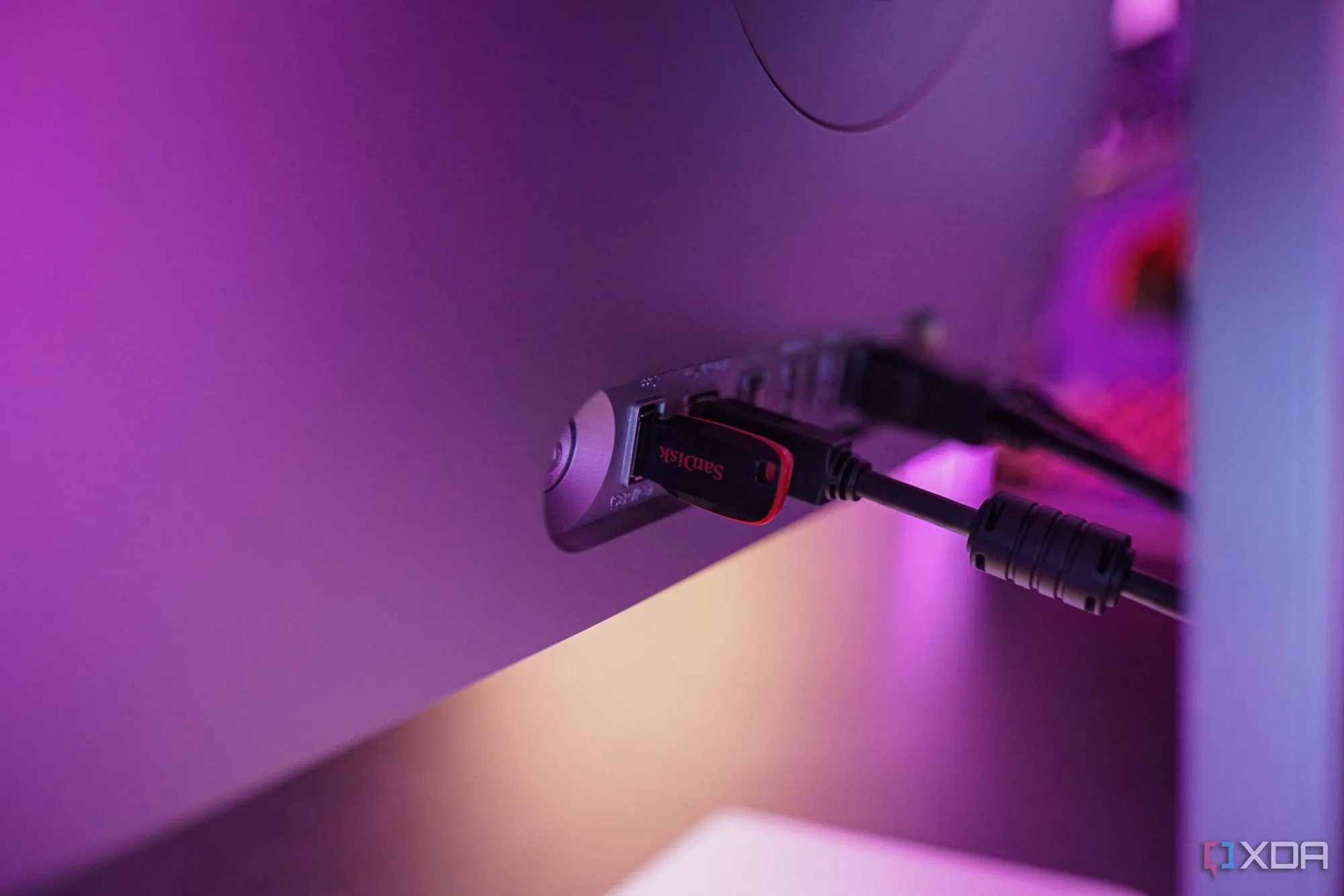 Cận cảnh cổng USB trên màn hình gaming Samsung Odyssey 3D