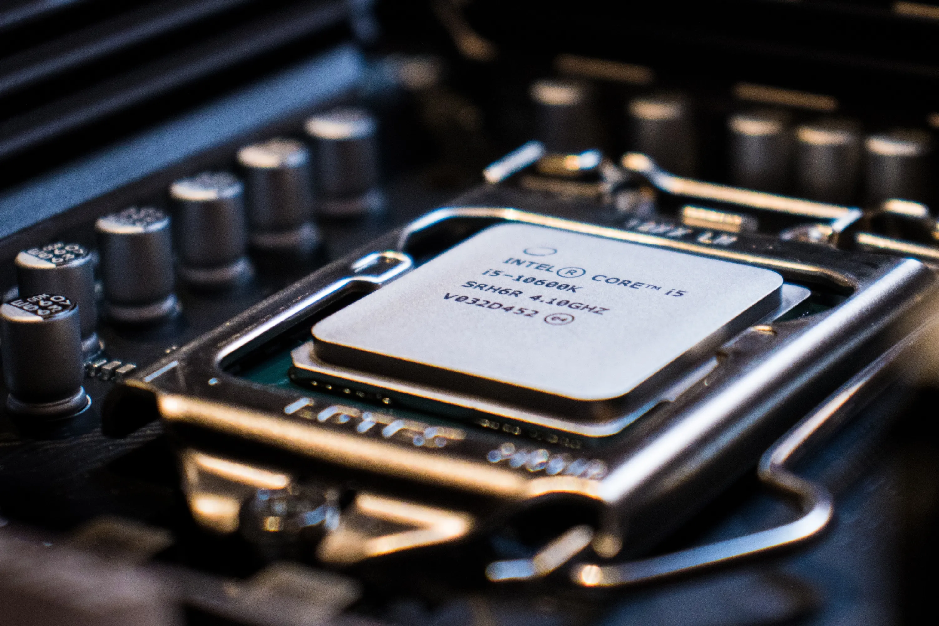 Cận cảnh CPU Intel Core i5 được lắp trên bo mạch chủ