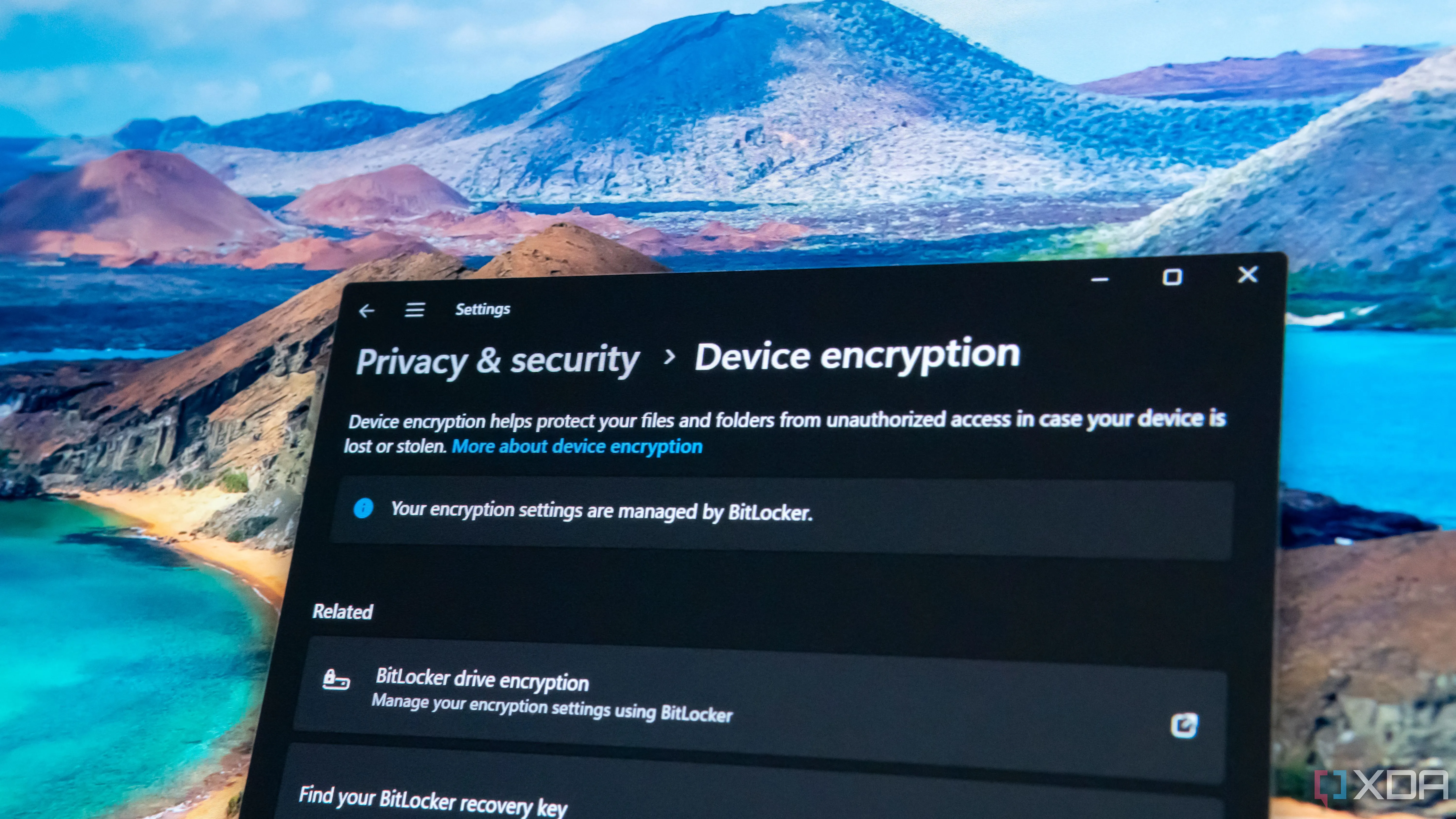 Cận cảnh cửa sổ cài đặt Windows 11 hiển thị các tùy chọn mã hóa ổ đĩa BitLocker, làm nổi bật tính năng bảo mật.