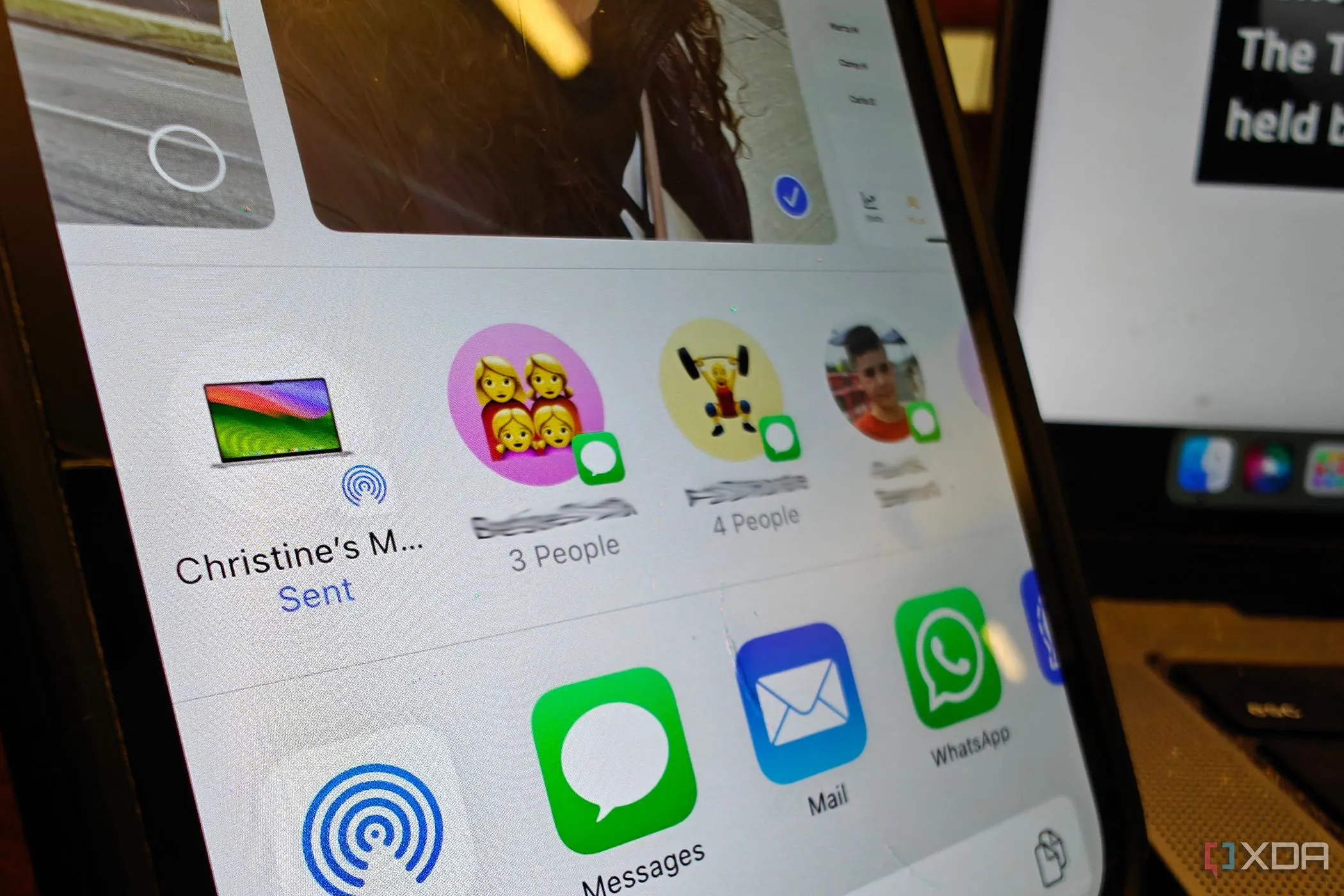 Cận cảnh giao diện AirDrop trên iPhone hiển thị trạng thái đã gửi tệp, làm nổi bật khả năng chia sẻ file nhanh chóng và tiện lợi của AirDrop.