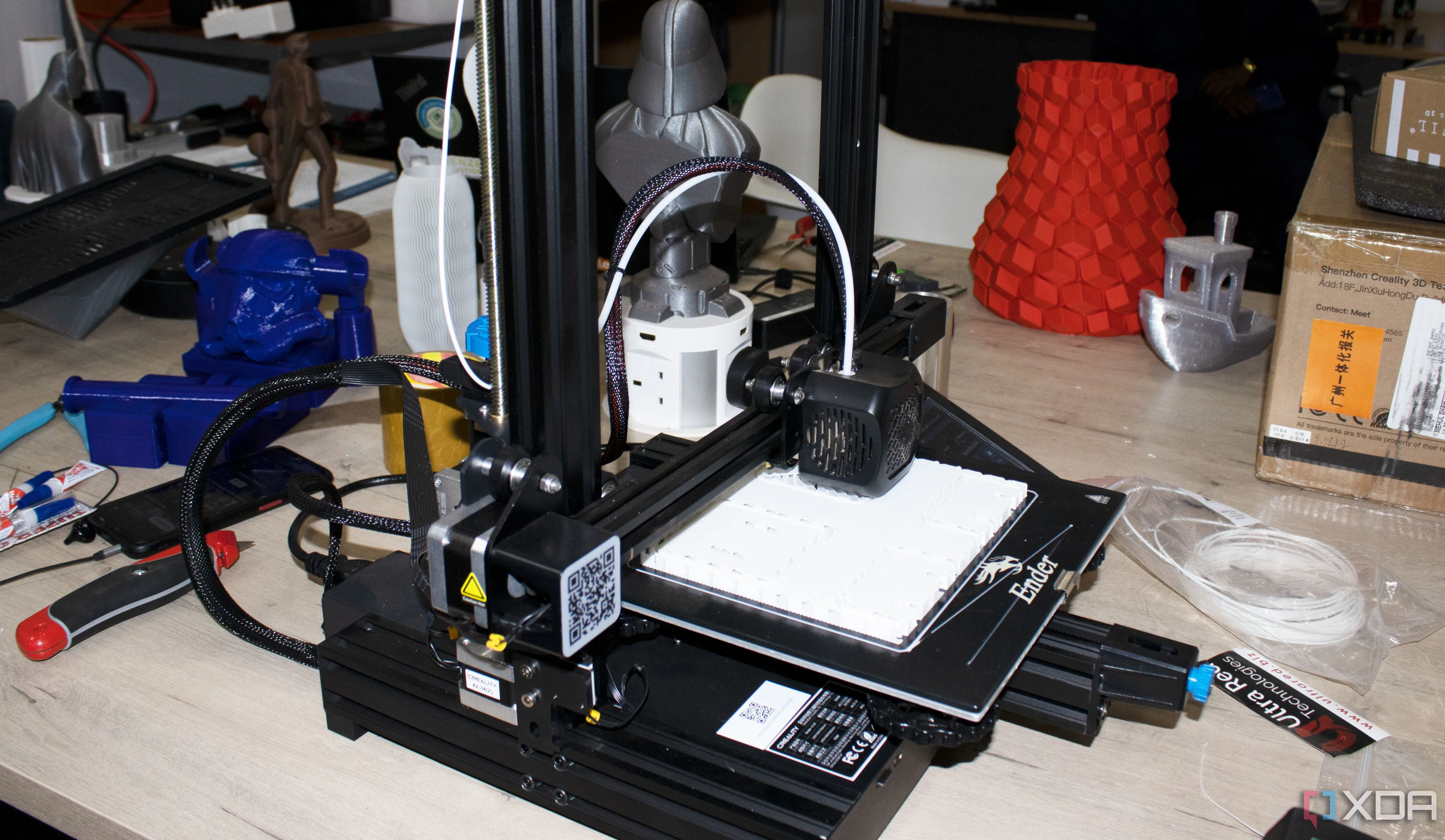 Cận cảnh máy in 3D đang in một mô hình vật thể với độ chính xác cao, minh họa ứng dụng của công nghệ in 3D.