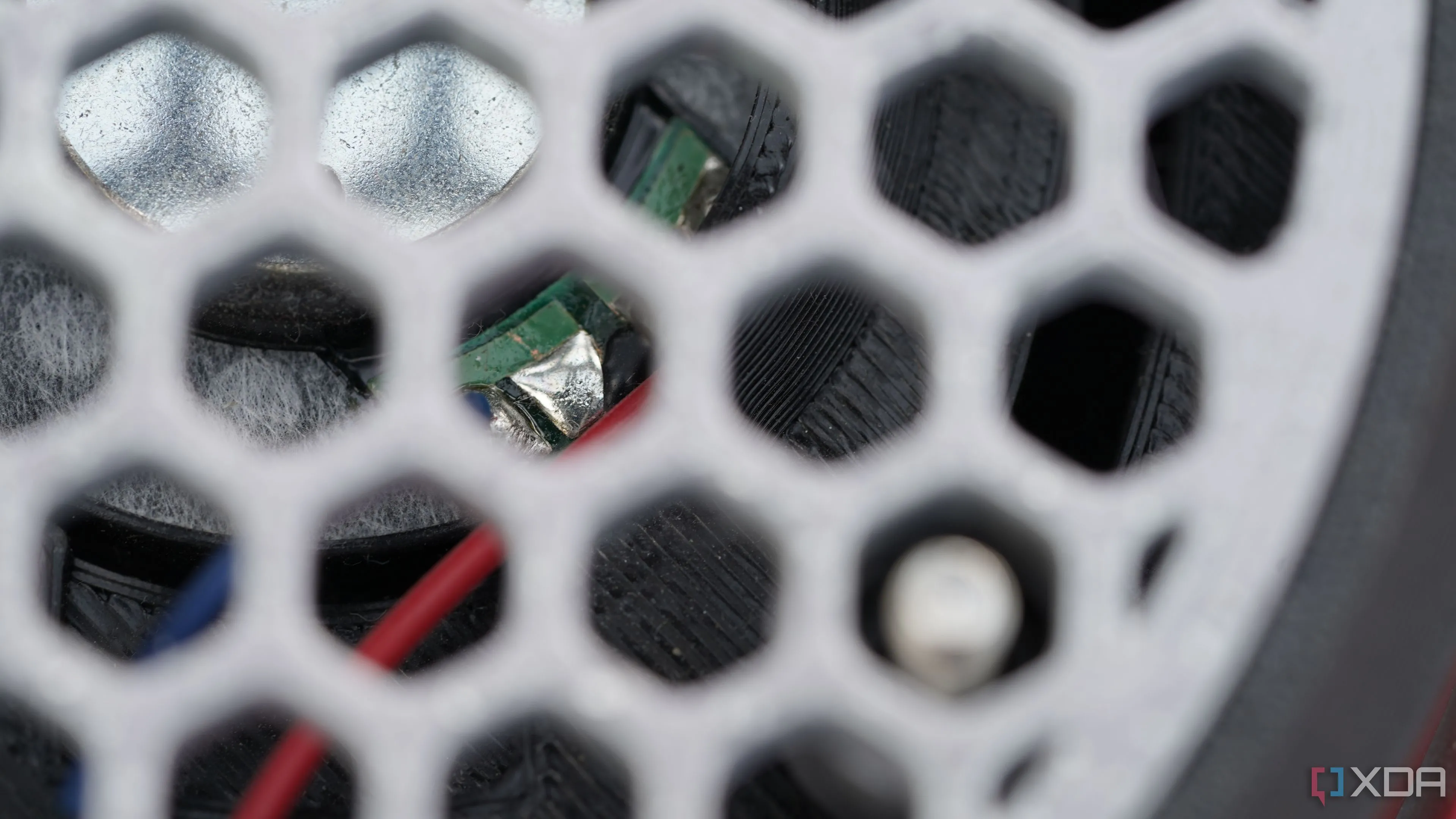 Cận cảnh mối hàn sáng bóng trên driver tai nghe 3D in, nhìn qua lưới tản nhiệt