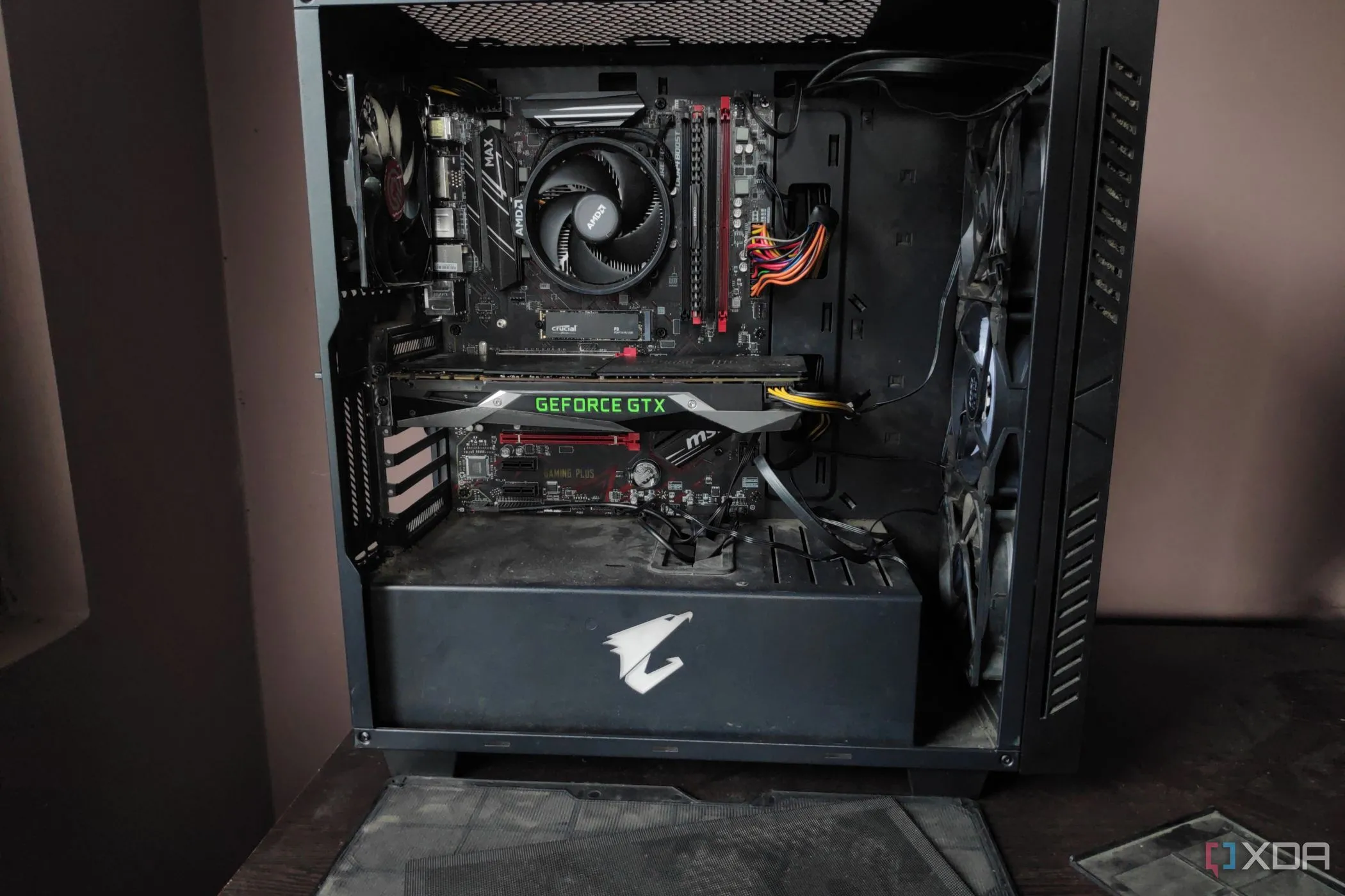 Cận cảnh một chiếc PC bám đầy bụi cùng các bộ lọc bụi, cho thấy tầm quan trọng của việc vệ sinh máy tính.