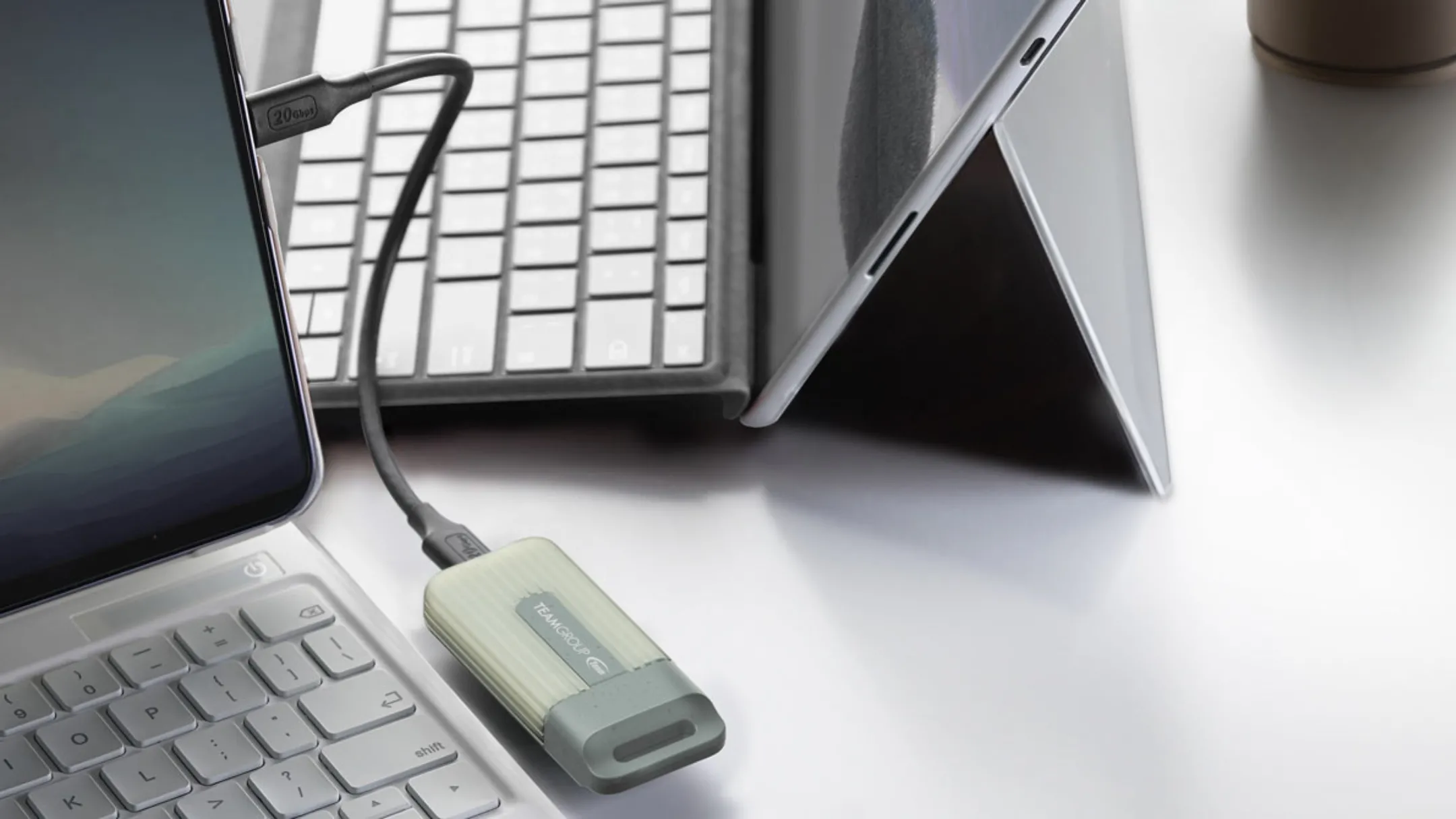 Cận cảnh ổ cứng SSD di động Team Group PD20 ECO 2TB nhỏ gọn với cổng USB-C