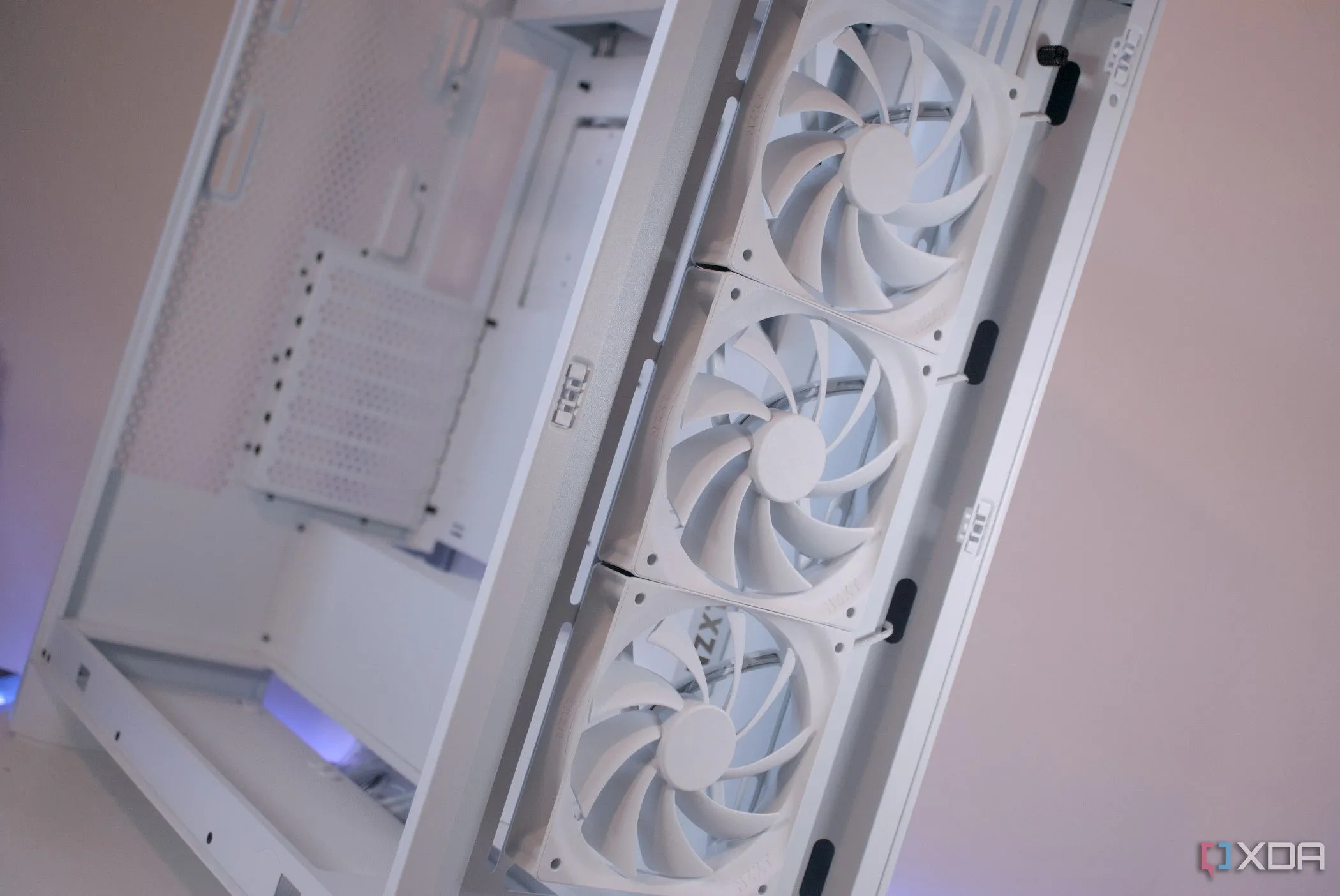 Cận cảnh quạt hút phía trước của vỏ case NZXT H7 Flow (2024), minh họa vị trí cáp ảnh hưởng luồng khí