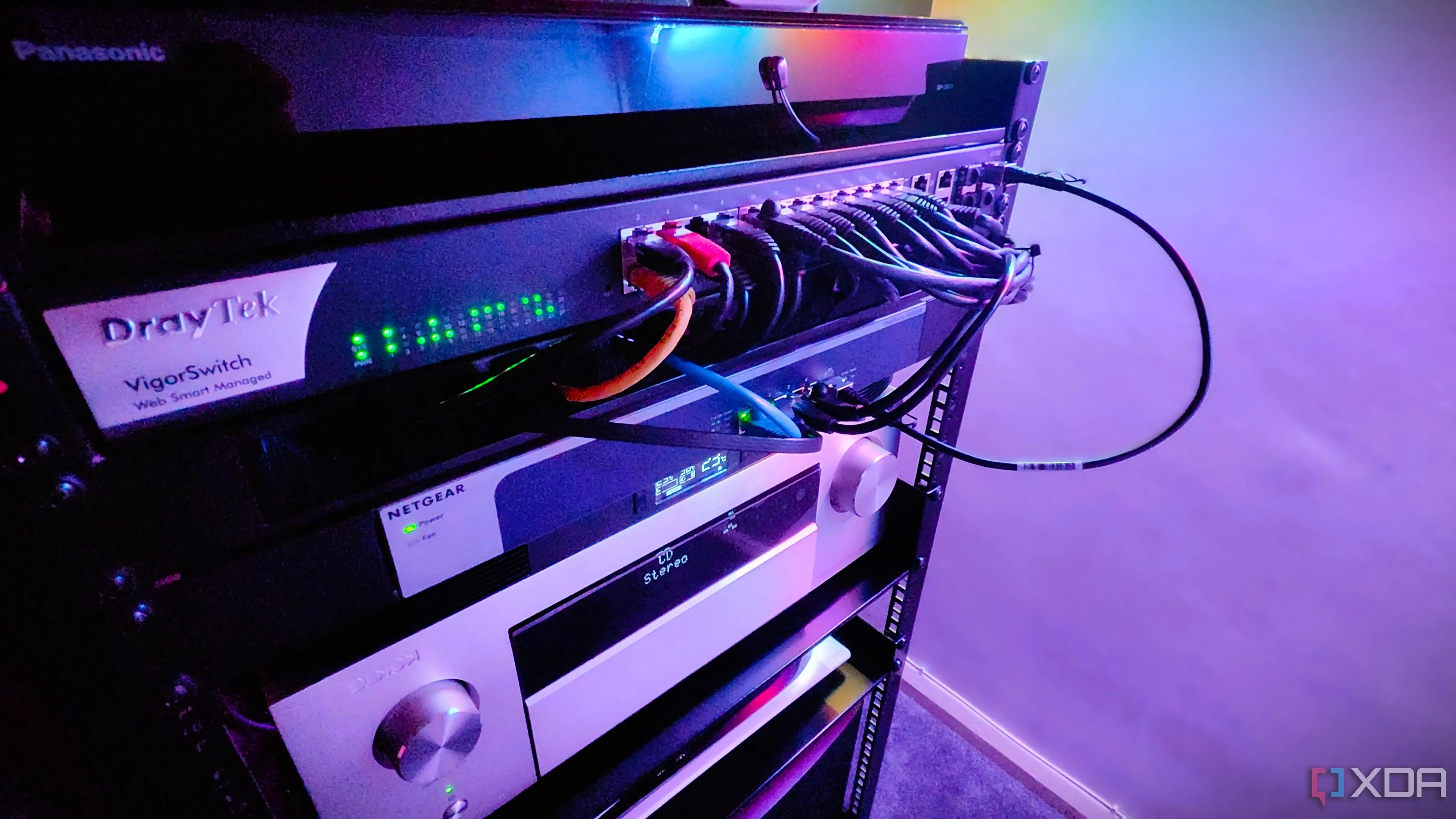Cận cảnh switch mạng trong rack server, minh họa cho việc phân chia VLAN