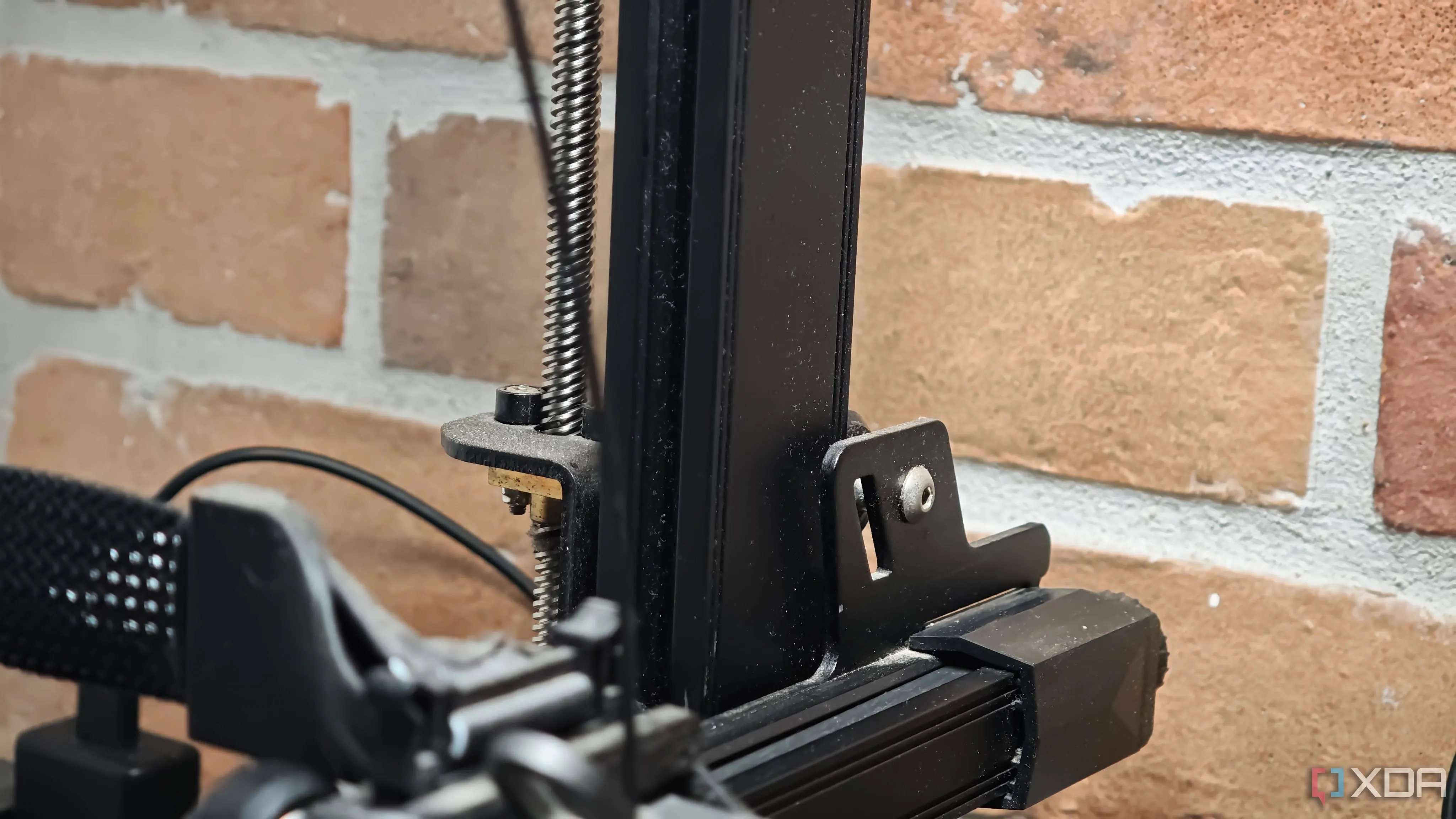 Căn chỉnh ray dẫn hướng trên máy in 3D để đảm bảo chuyển động mượt mà và không gây tiếng ồn