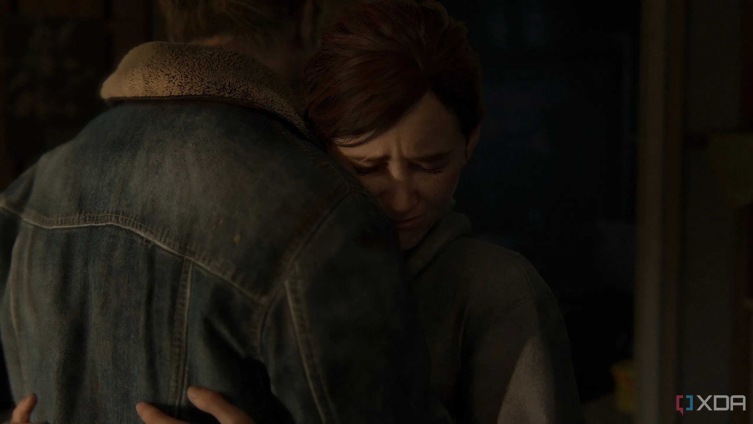 Cảnh cắt trong The Last of Us Part II Remastered trên PC, Ellie ôm Tommy trong một khoảnh khắc xúc động