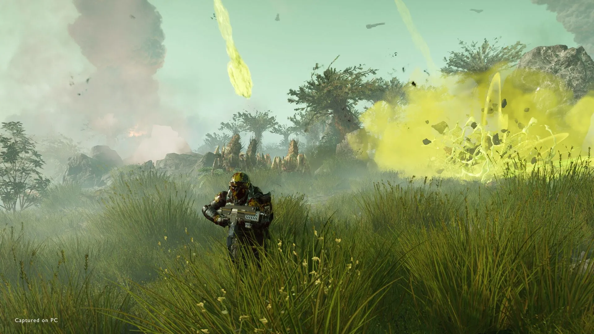 Cảnh chiến đấu trên một cánh đồng cỏ xanh mướt trong Helldivers 2.
