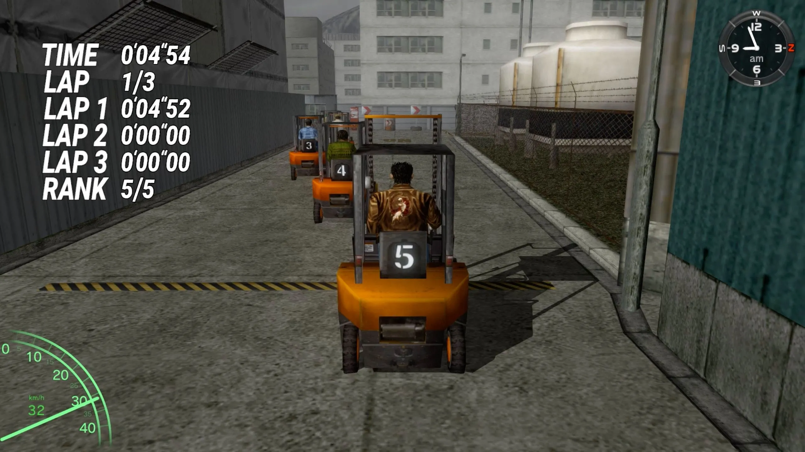 Cảnh đua xe nâng trong game Shenmue, minh họa cho sự đa dạng và chi tiết của một trong những game thế giới mở sandbox đầu tiên.