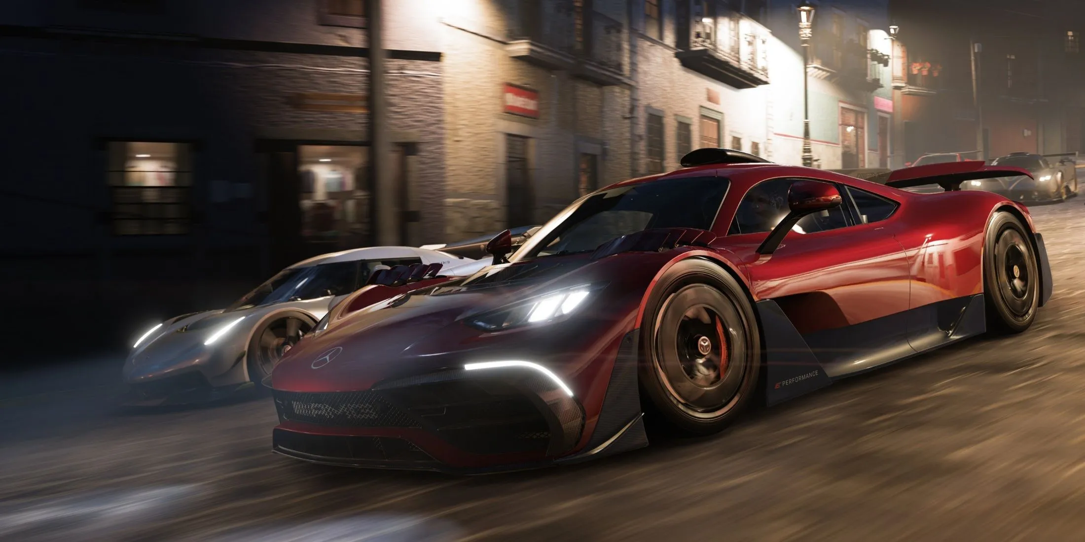 Cảnh một chiếc xe đang lao vun vút trên đường trong Forza Horizon 5, phía xa là núi lửa