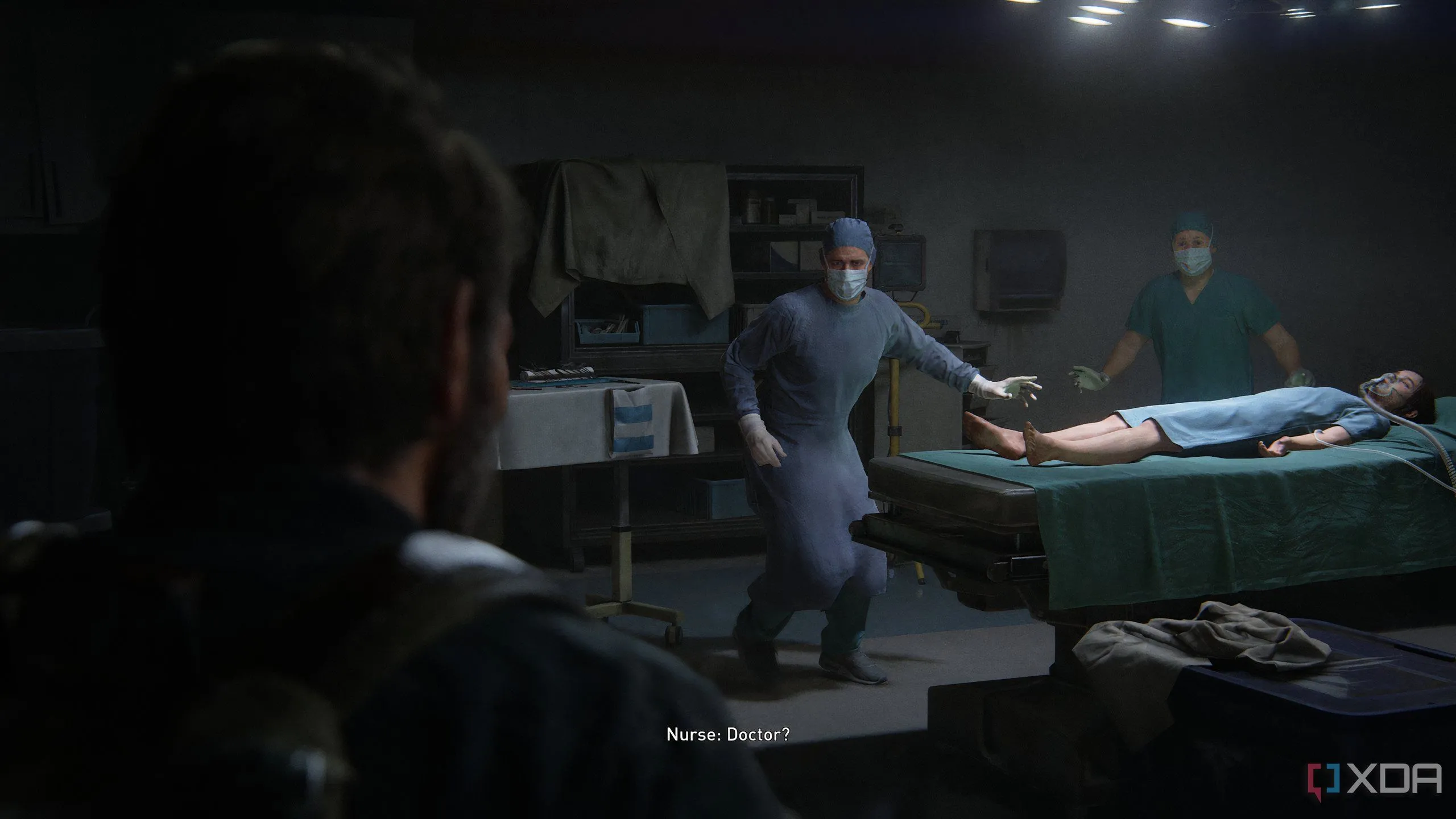 Cảnh trong The Last of Us Part II Remastered, hai bác sĩ vây quanh một bệnh nhân nhí trên bàn mổ trong bệnh viện Firefly