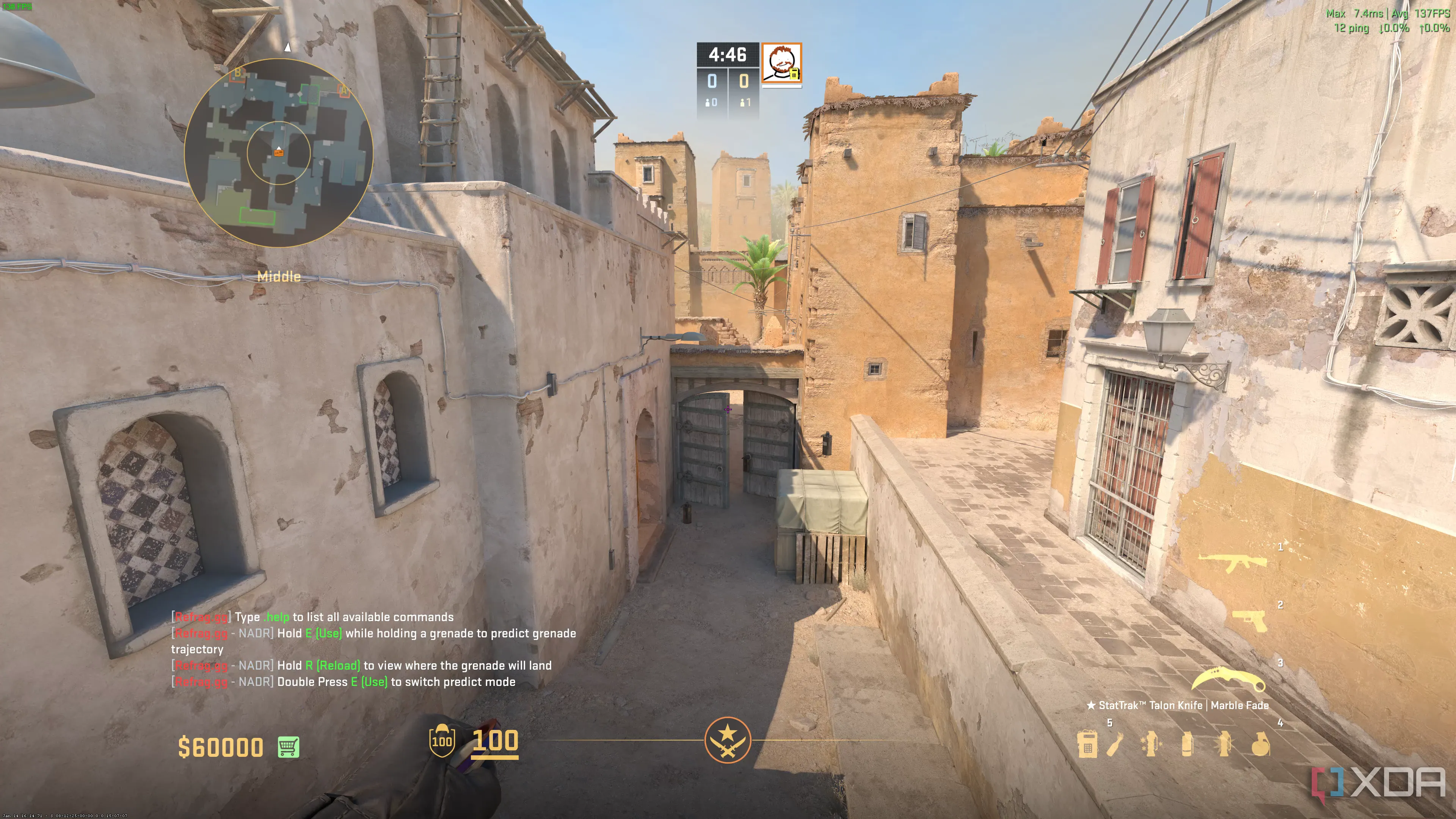 Cảnh trong trò chơi Counter-Strike 2, chụp một con hẻm trong bối cảnh chợ