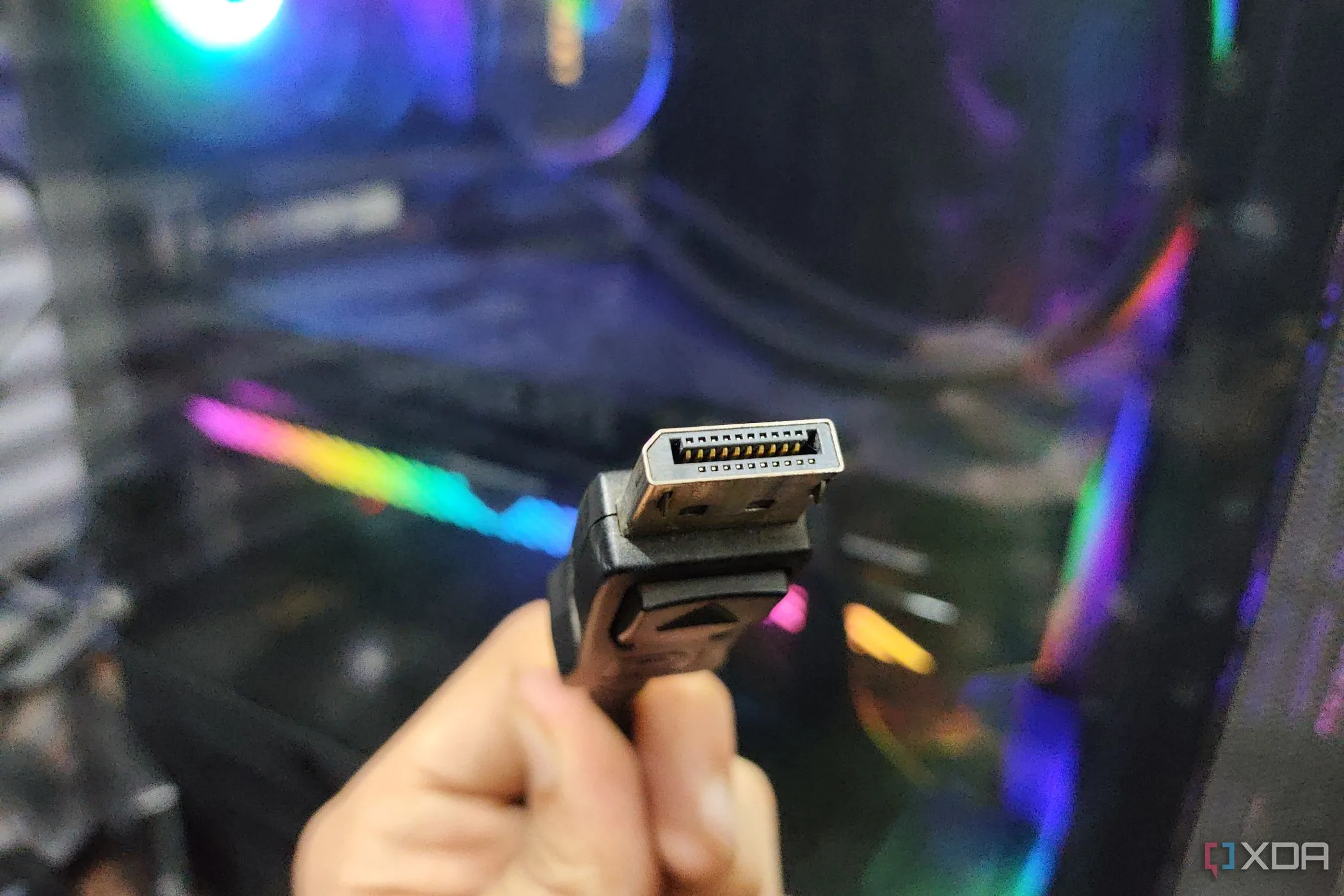 Cáp DisplayPort 2.1a kết nối với mặt sau của PC, đảm bảo truyền tải tín hiệu 4K 240Hz không nén