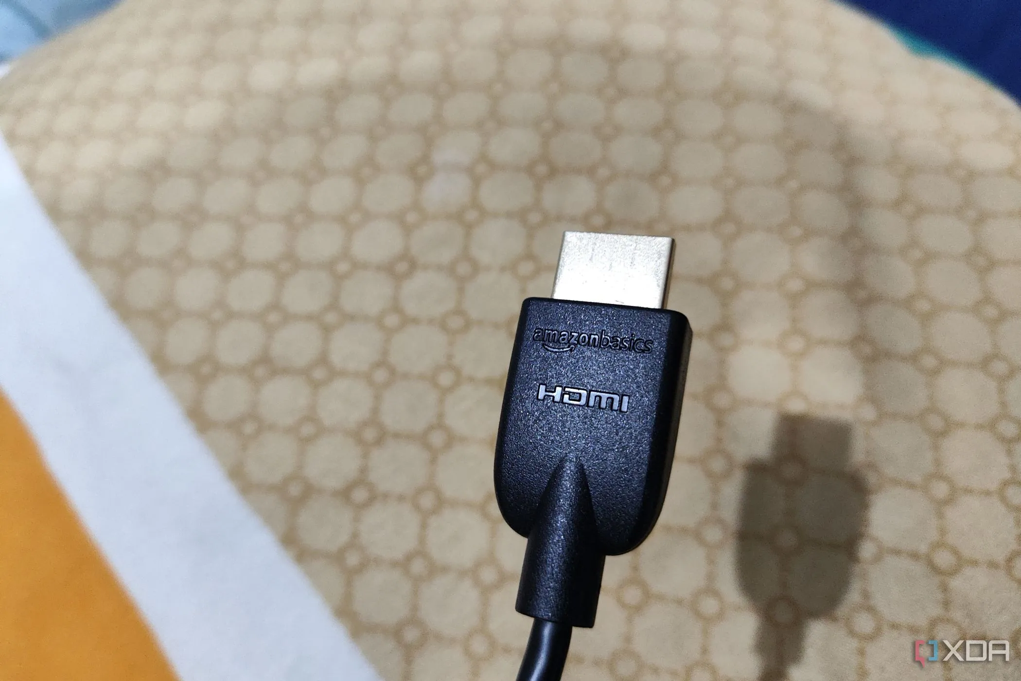 Cáp HDMI tiêu chuẩn với các đầu nối, minh họa cho chiều dài cáp HDMI phổ biến trong nhà và khả năng truyền tải tín hiệu ổn định mà không cần mạ vàng.