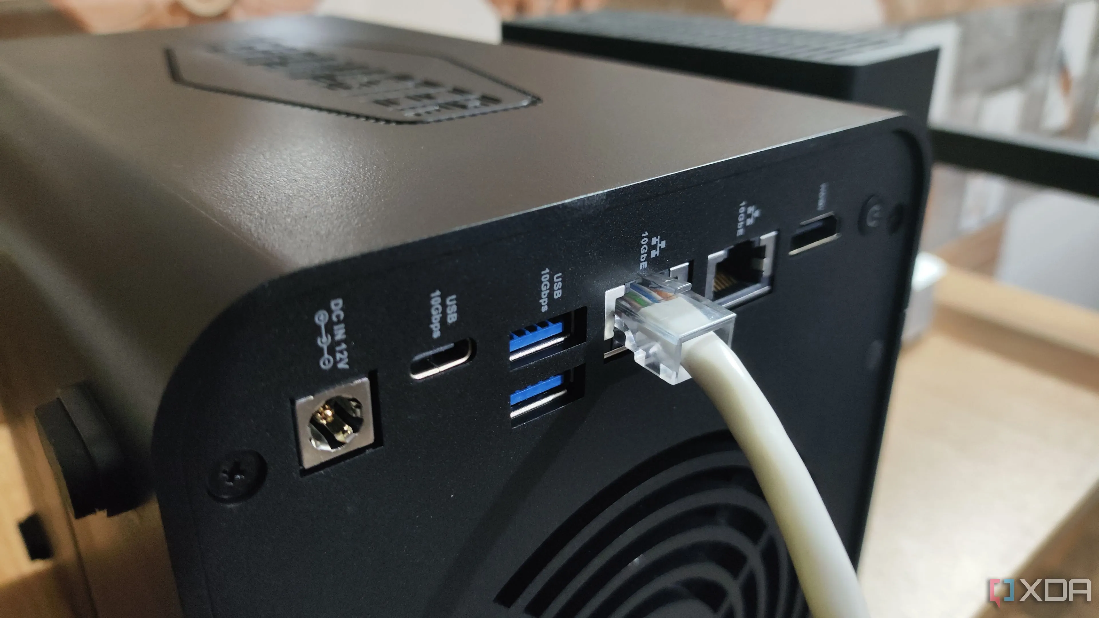 Cáp mạng LAN được cắm vào cổng của thiết bị lưu trữ mạng NAS TerraMaster F4-424 Pro, thể hiện khả năng kết nối tốc độ cao cho doanh nghiệp.