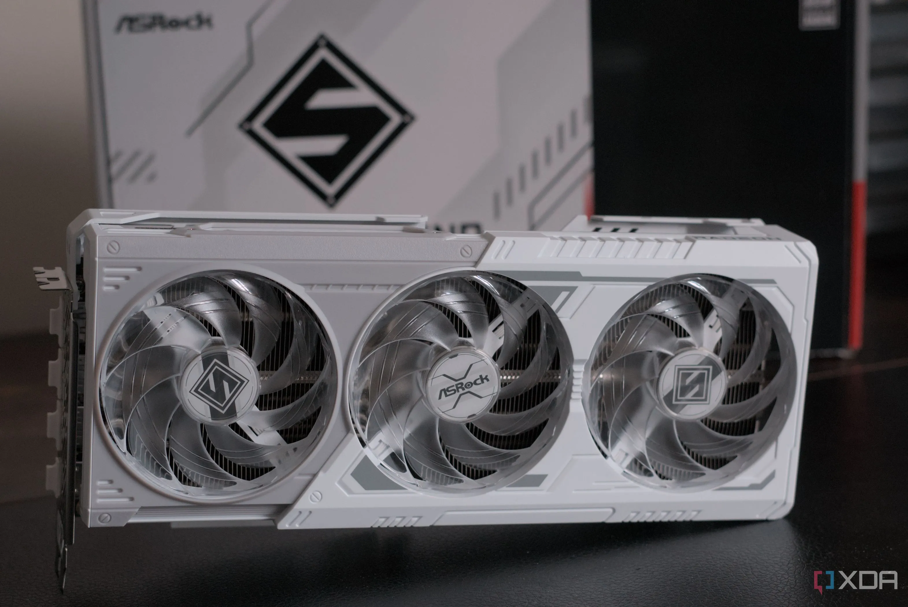 Card đồ họa AMD Radeon RX 9070 Steel Legend, đối thủ đáng gờm của RTX 5070