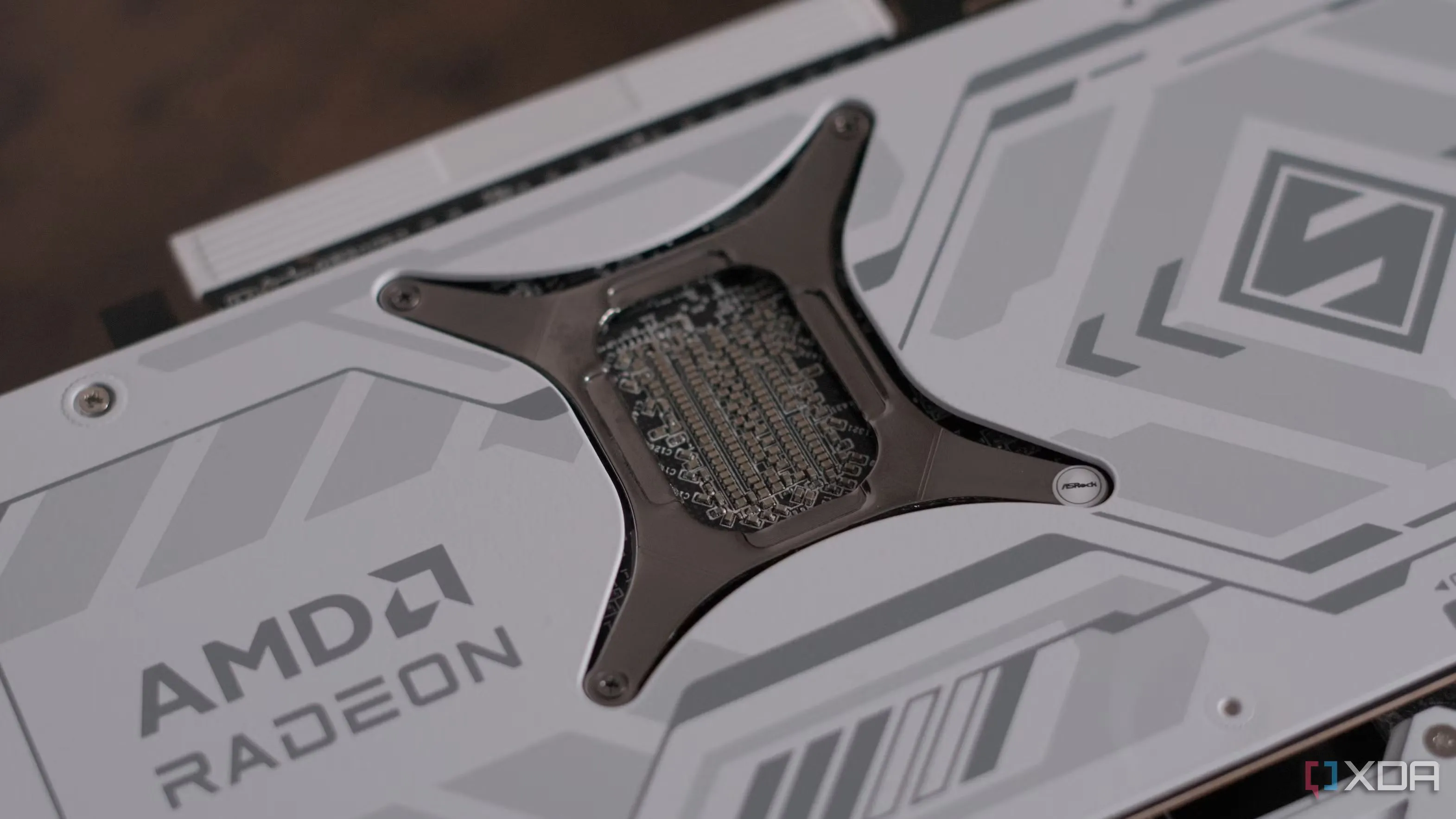 Card đồ họa ASRock Radeon RX 9070 Steel Legend, minh họa công nghệ Ray Tracing và FSR của AMD.