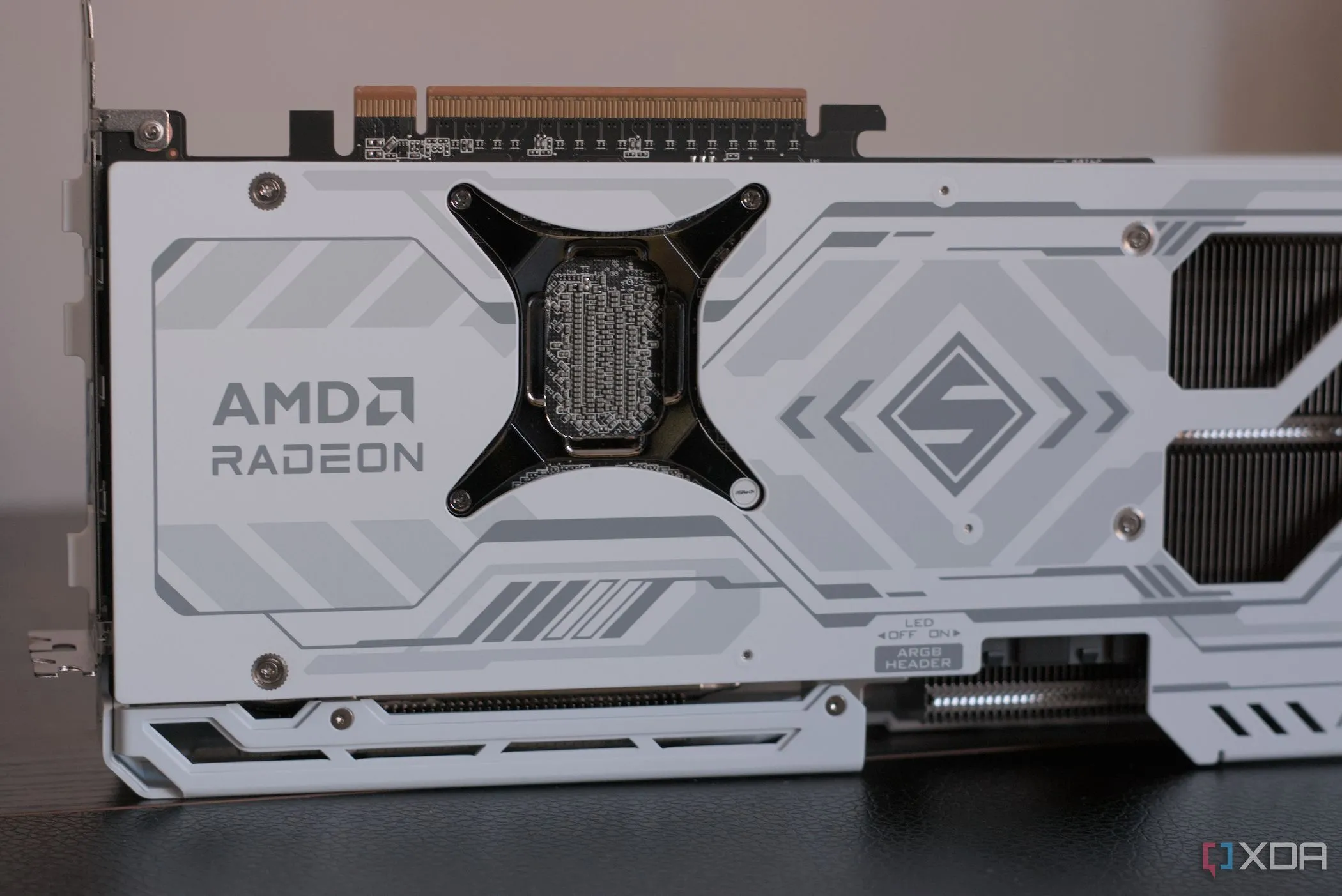 Card đồ họa ASRock Radeon RX 9070 XT Steel Legend, biểu tượng của dòng GPU hiện đại