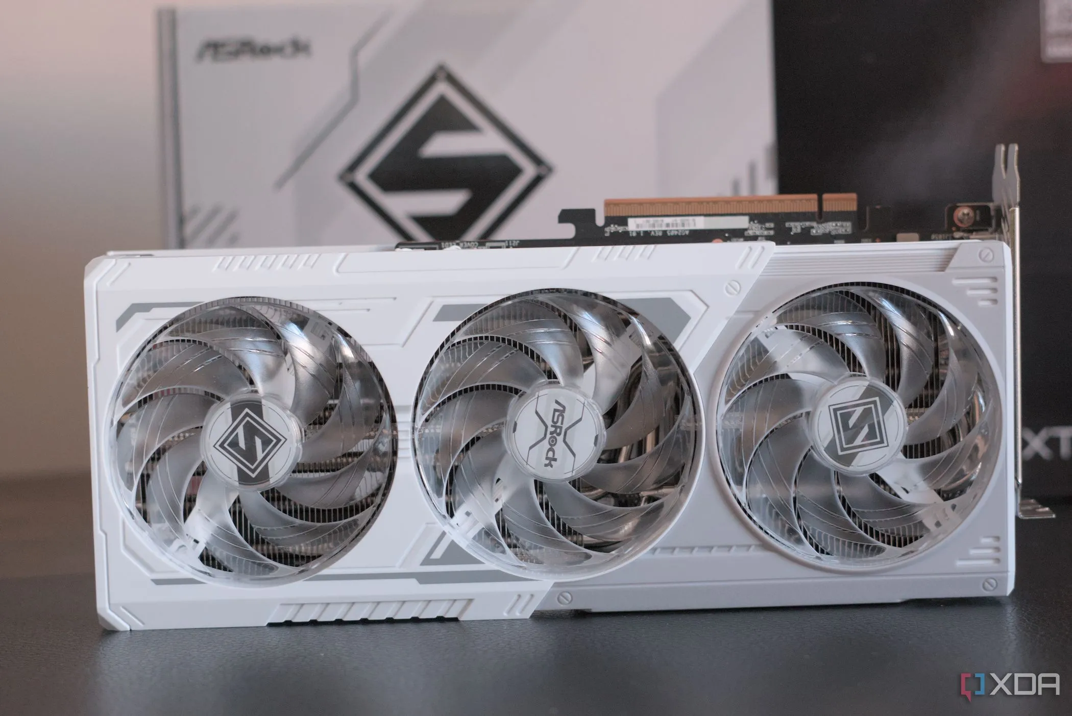 Card đồ họa ASRock Radeon RX 9070 XT Steel Legend