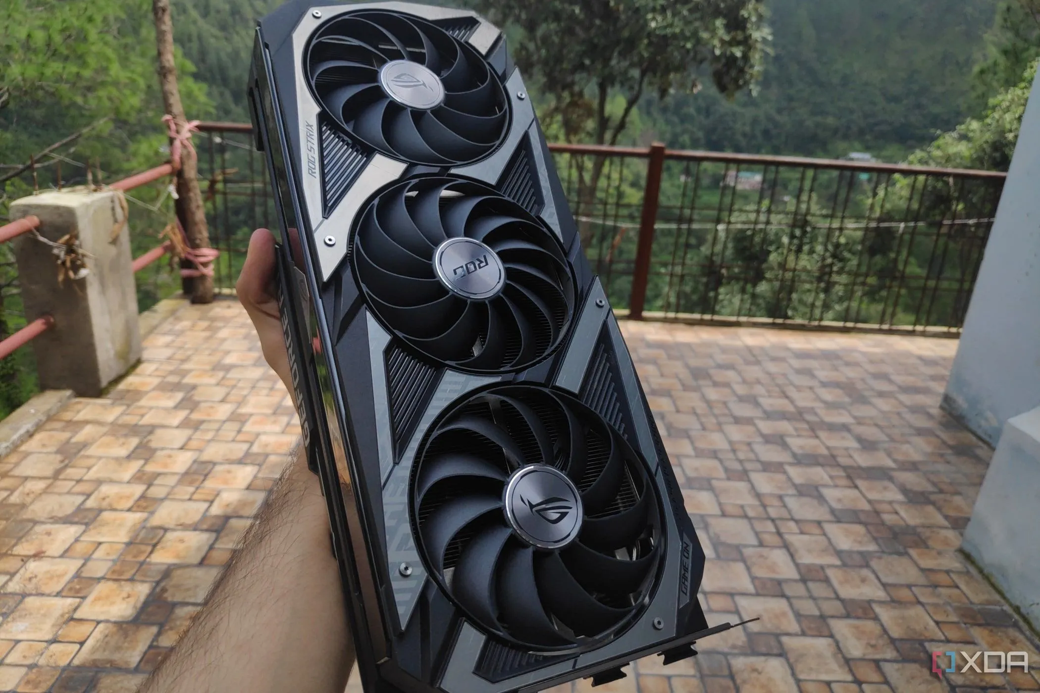 Card đồ họa Asus ROG Strix RTX 3080 Ti với ba quạt tản nhiệt, minh họa cho dòng GPU cao cấp của Nvidia