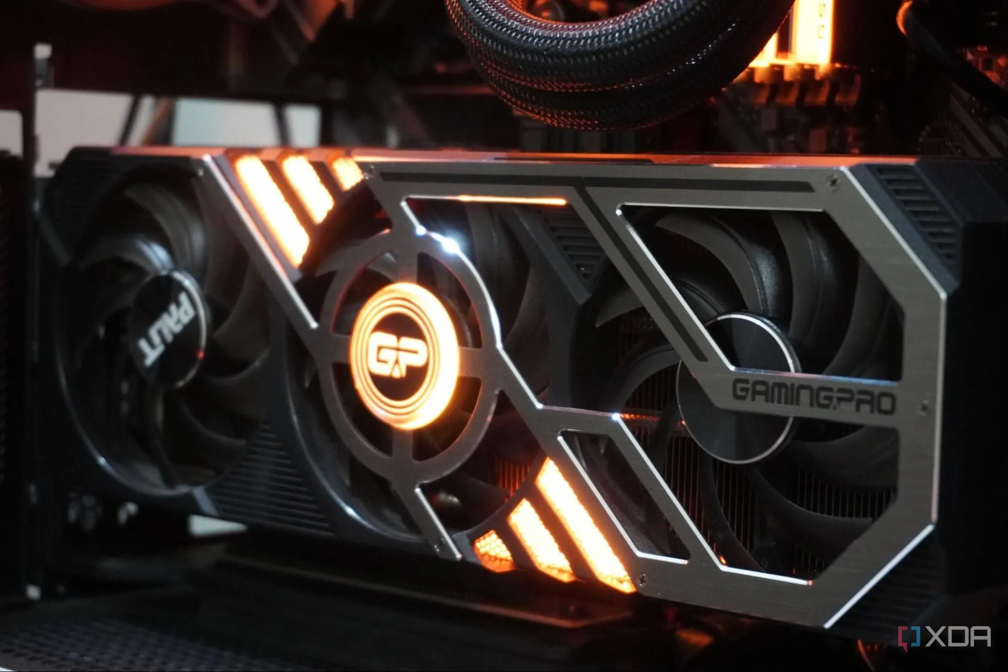Card đồ họa được lắp đặt dọc trong vỏ PC để cải thiện luồng khí, một yếu tố khi build PC gaming