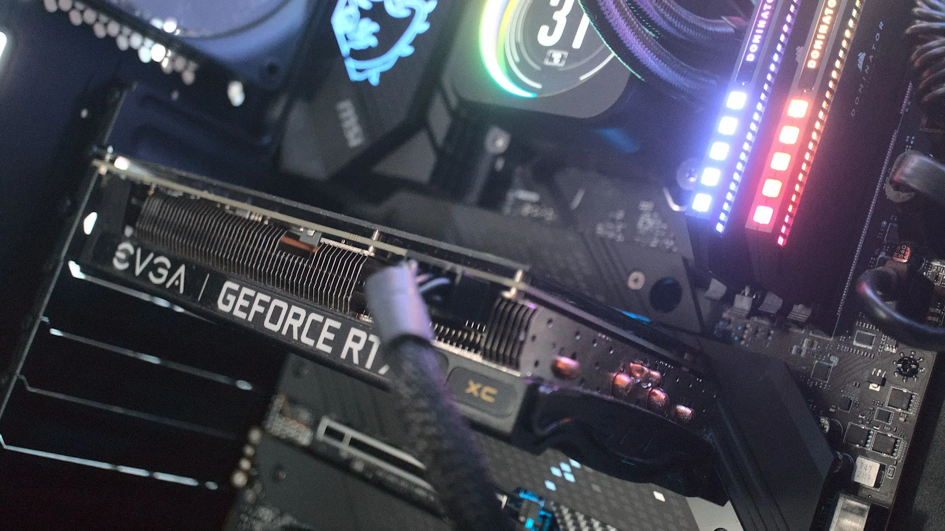 Card đồ họa EVGA Nvidia RTX 3060 Ti được lắp đặt trong máy tính, đại diện cho dòng GPU tầm trung.