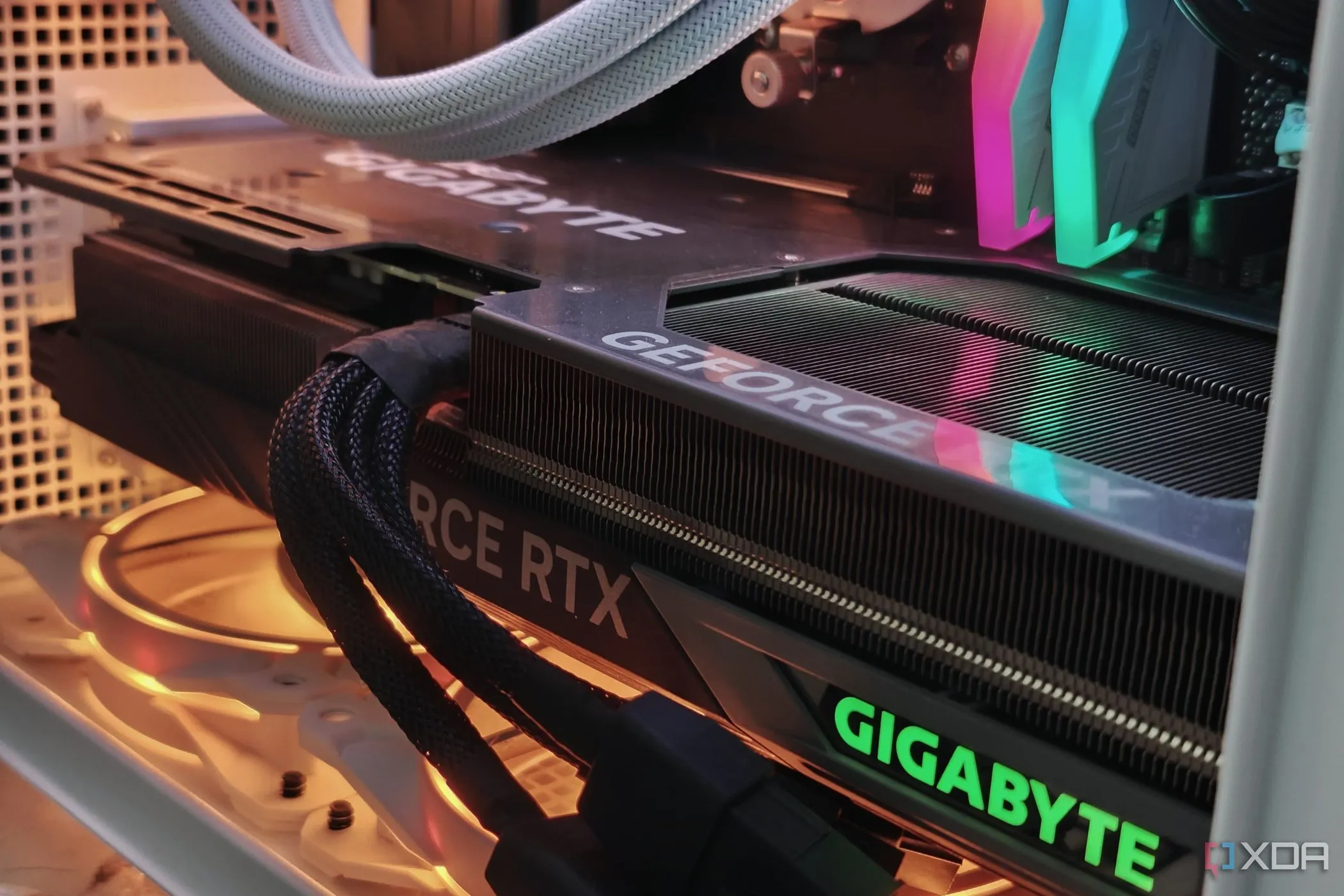 Card đồ họa Gigabyte GeForce RTX 4070 Ti Gaming OC được lắp đặt trong bộ PC gaming, minh họa cho linh kiện GPU quan trọng trong việc xây dựng máy tính.