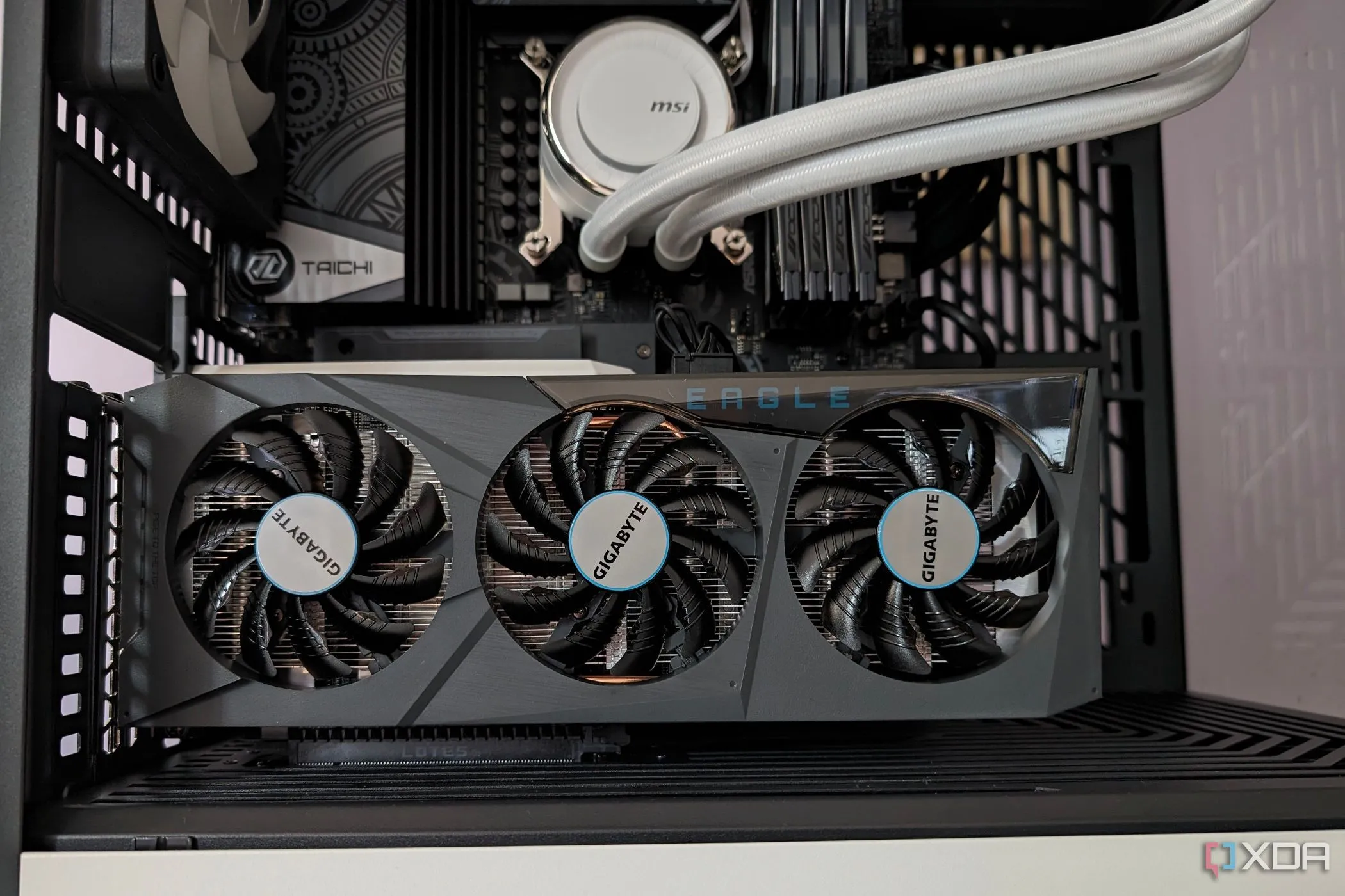 Card đồ họa Gigabyte RX 6600, minh họa tầm quan trọng của ảnh thật khi mua GPU cũ.