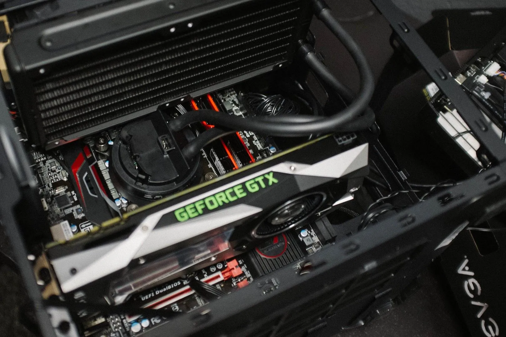 Card đồ họa GTX 1070 phiên bản Founders Edition được lắp đặt bên trong máy tính