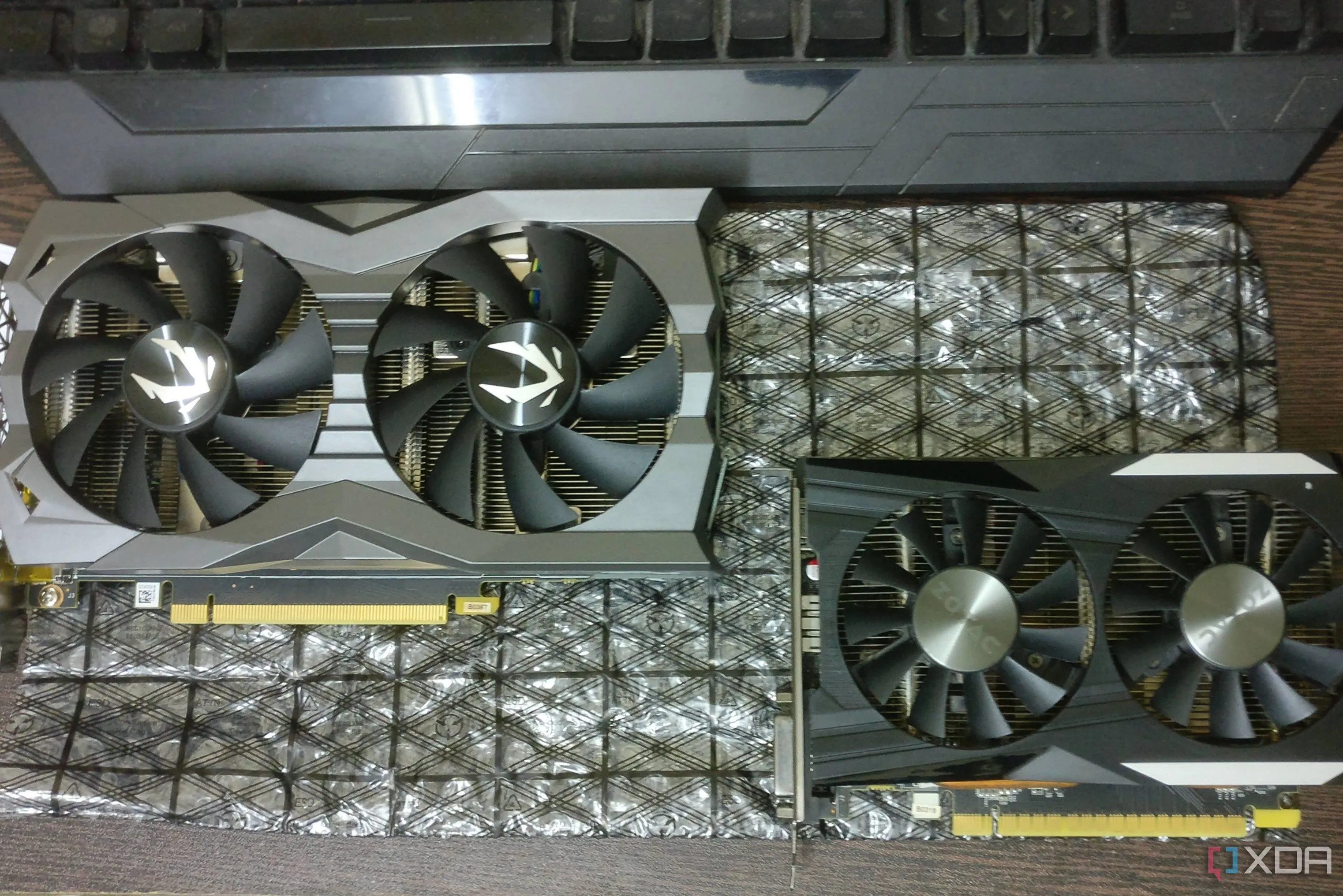 Card đồ họa GTX 1660 Ti và GTX 1050 Ti đặt trên bàn, minh họa sự chênh lệch hiệu năng