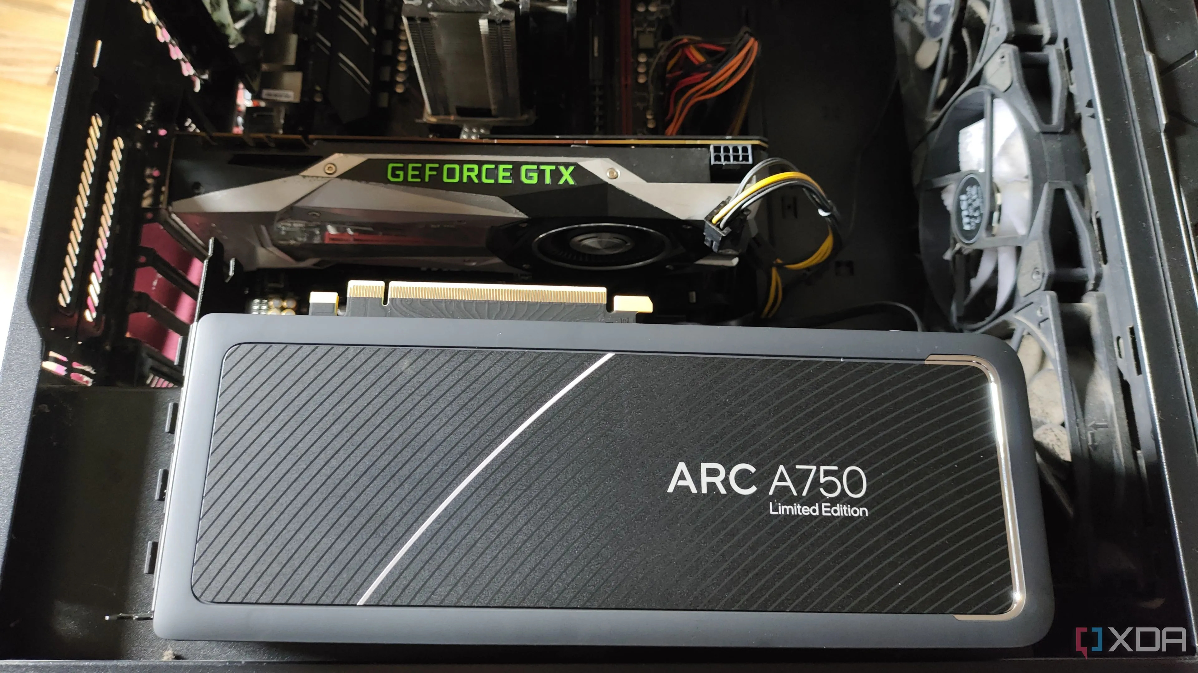 Card đồ họa Intel Arc A750 và GTX 1080 trong thùng máy tính