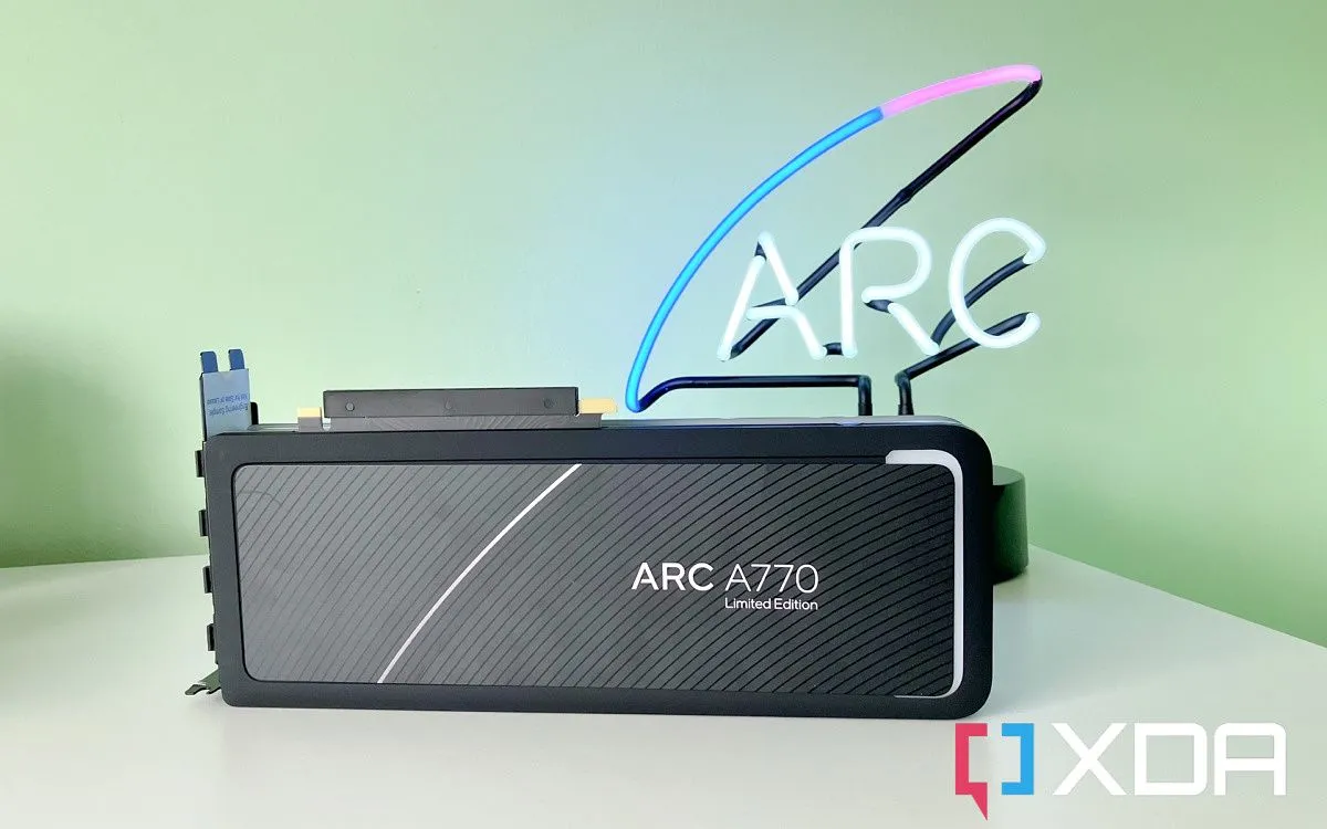 Card đồ họa Intel Arc A770 với ánh sáng neon xanh