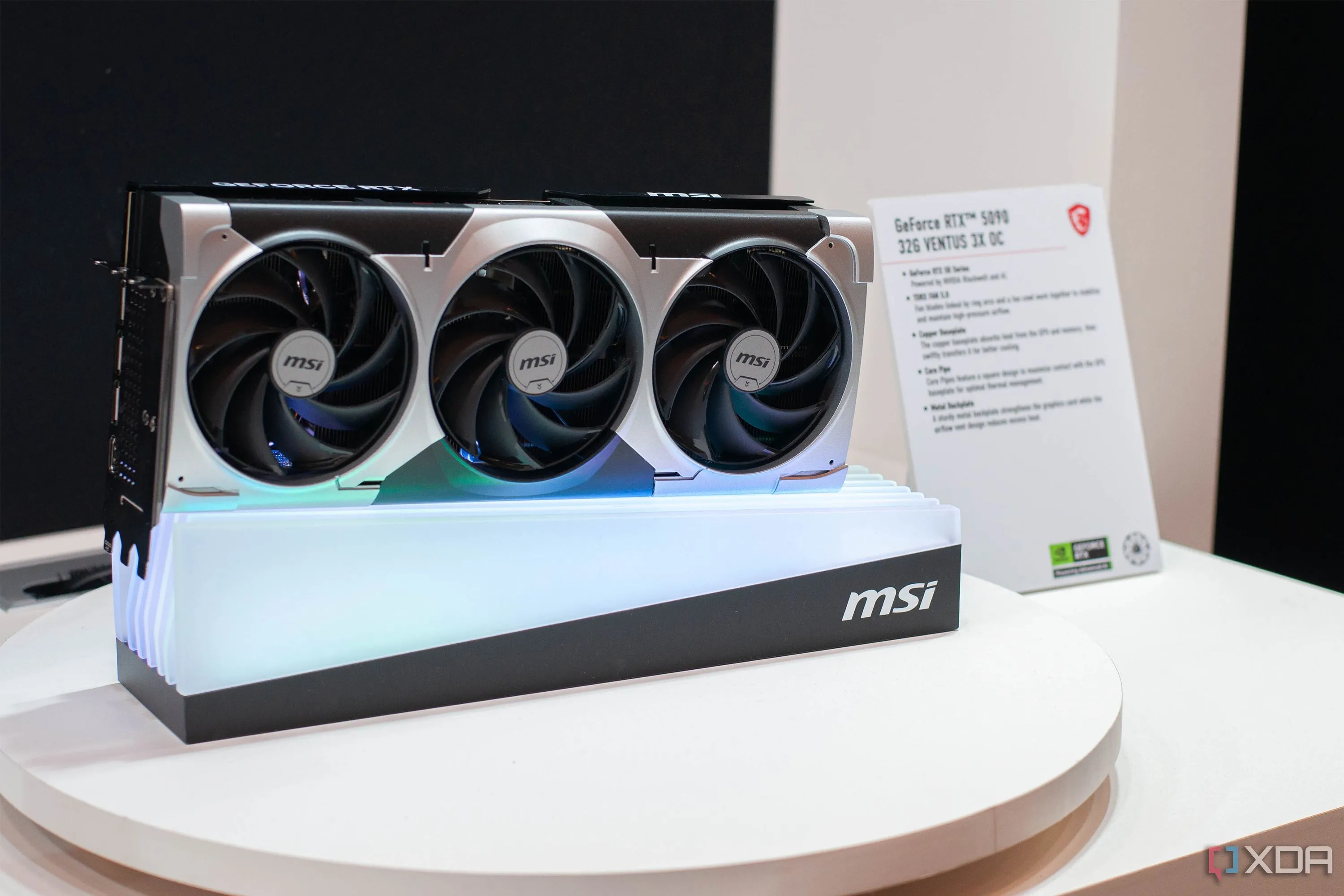 Card đồ họa MSI GeForce RTX 5090 thế hệ mới tại CES 2025, cho thấy không nhất thiết phải nâng cấp liên tục để chơi game tốt.