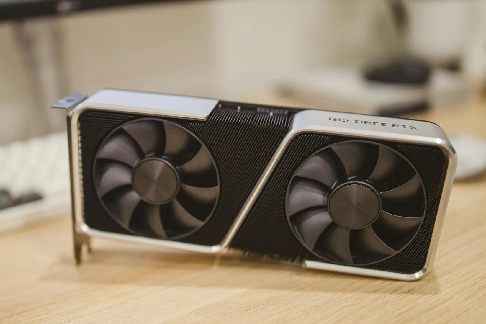 Card đồ họa NVIDIA GeForce RTX 3060 Ti Founders Edition trên bàn, biểu tượng của hiệu năng cao giữa thời kỳ biến động